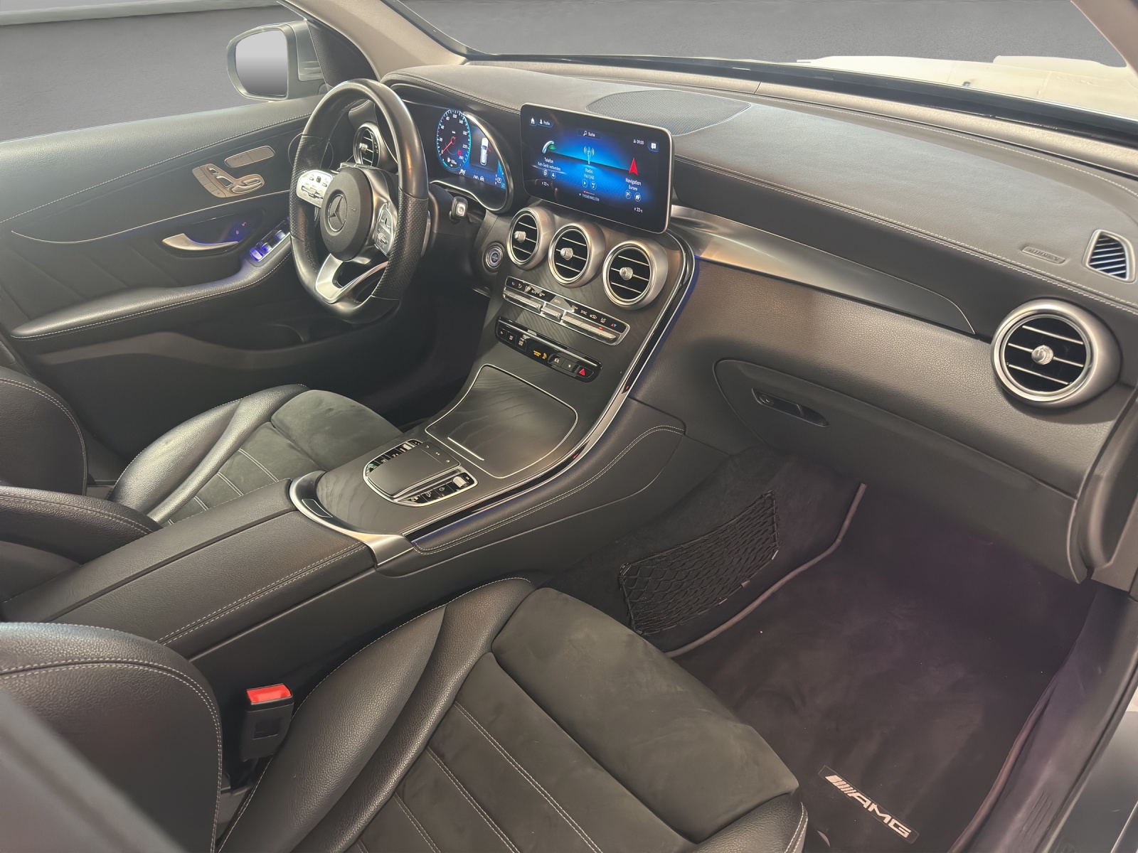 MERCEDES-BENZ GLC 300 AMG Line 4Matic 9G-Tronic-image-8