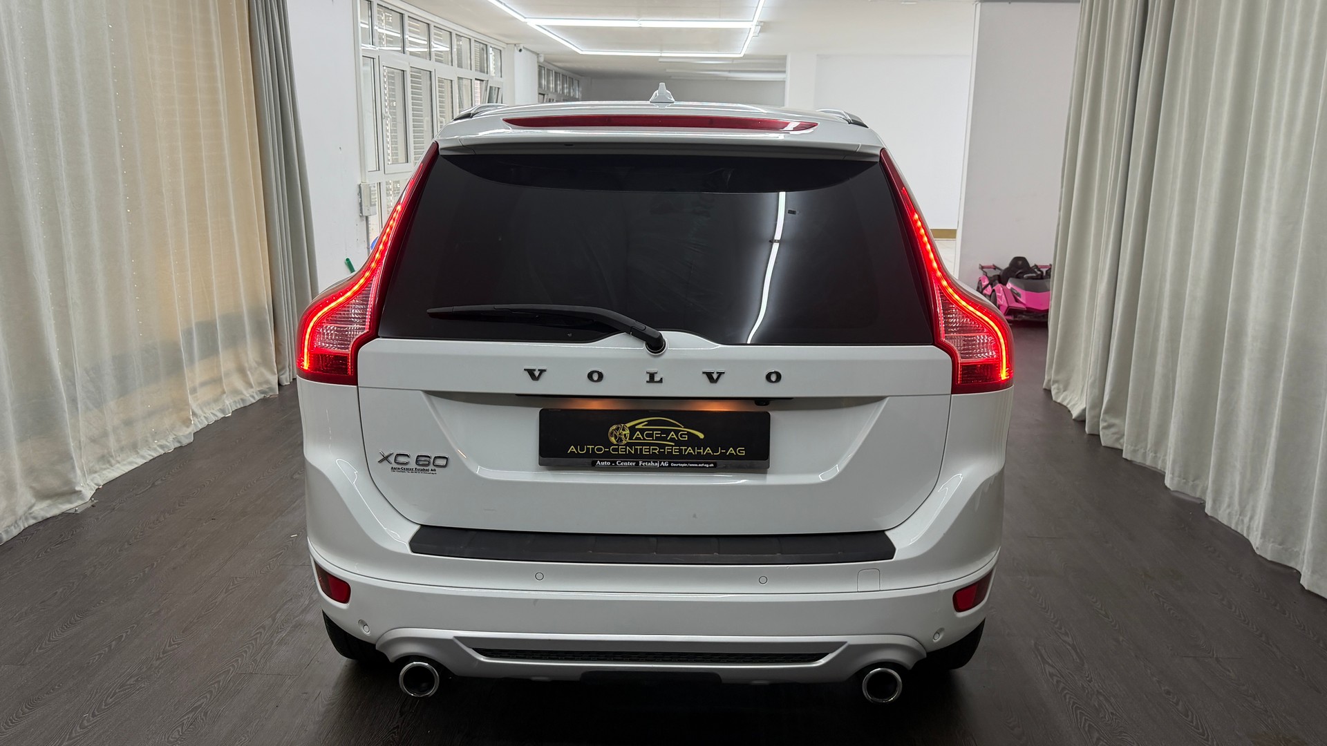 VOLVO XC60 D5 AWD R-Design Geartronic-image-4