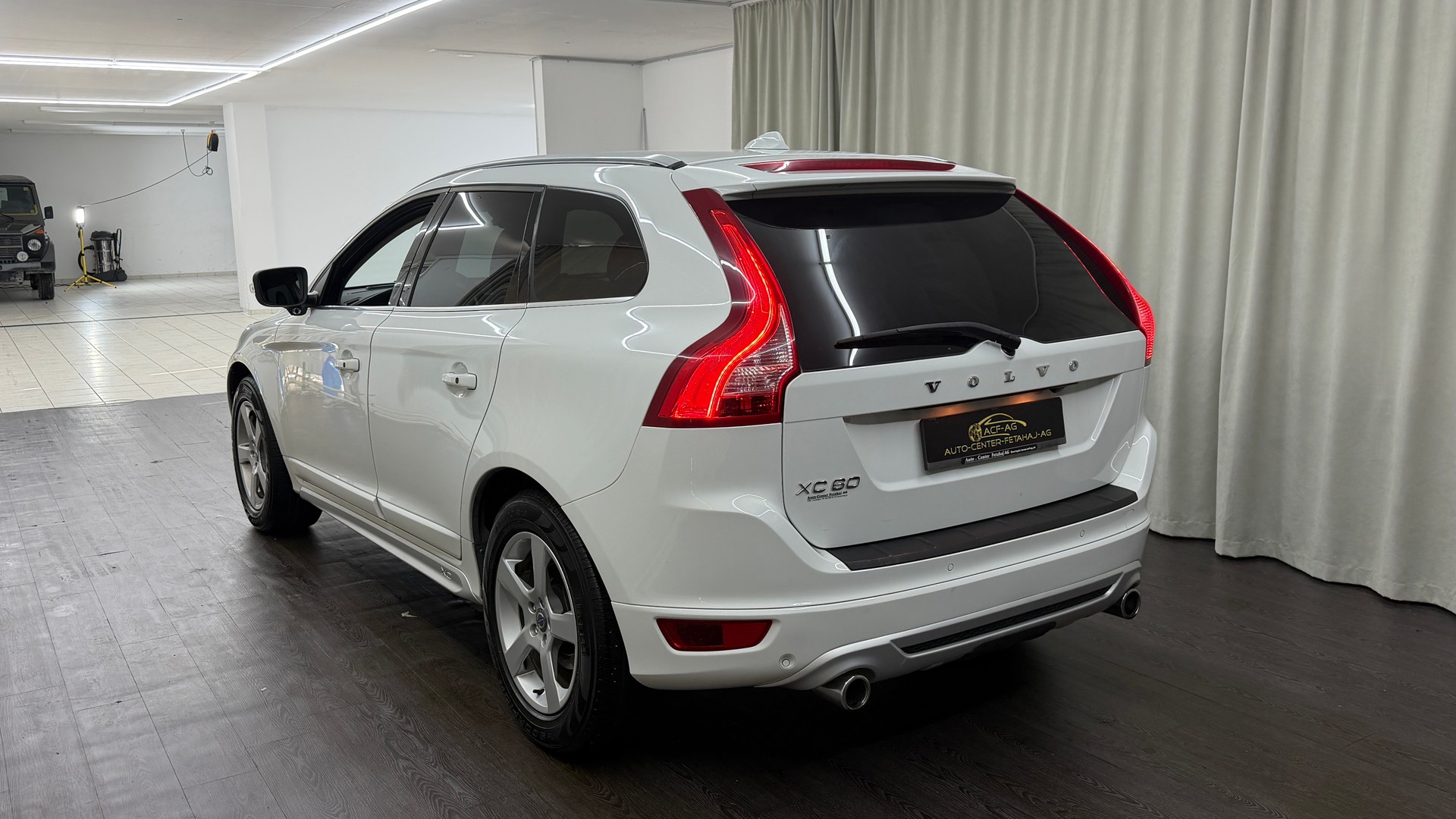VOLVO XC60 D5 AWD R-Design Geartronic-image-5