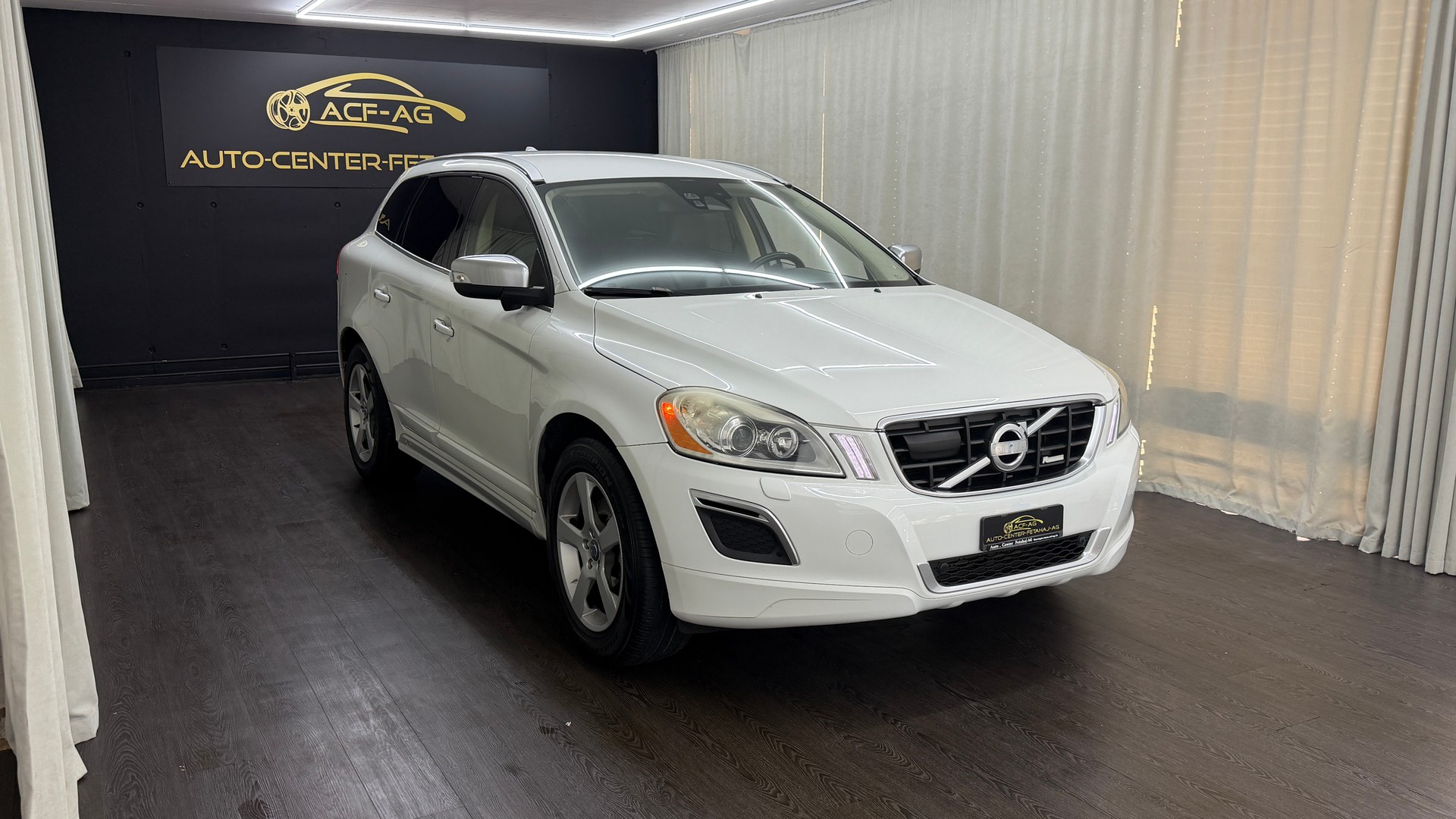 VOLVO XC60 D5 AWD R-Design Geartronic-image-2