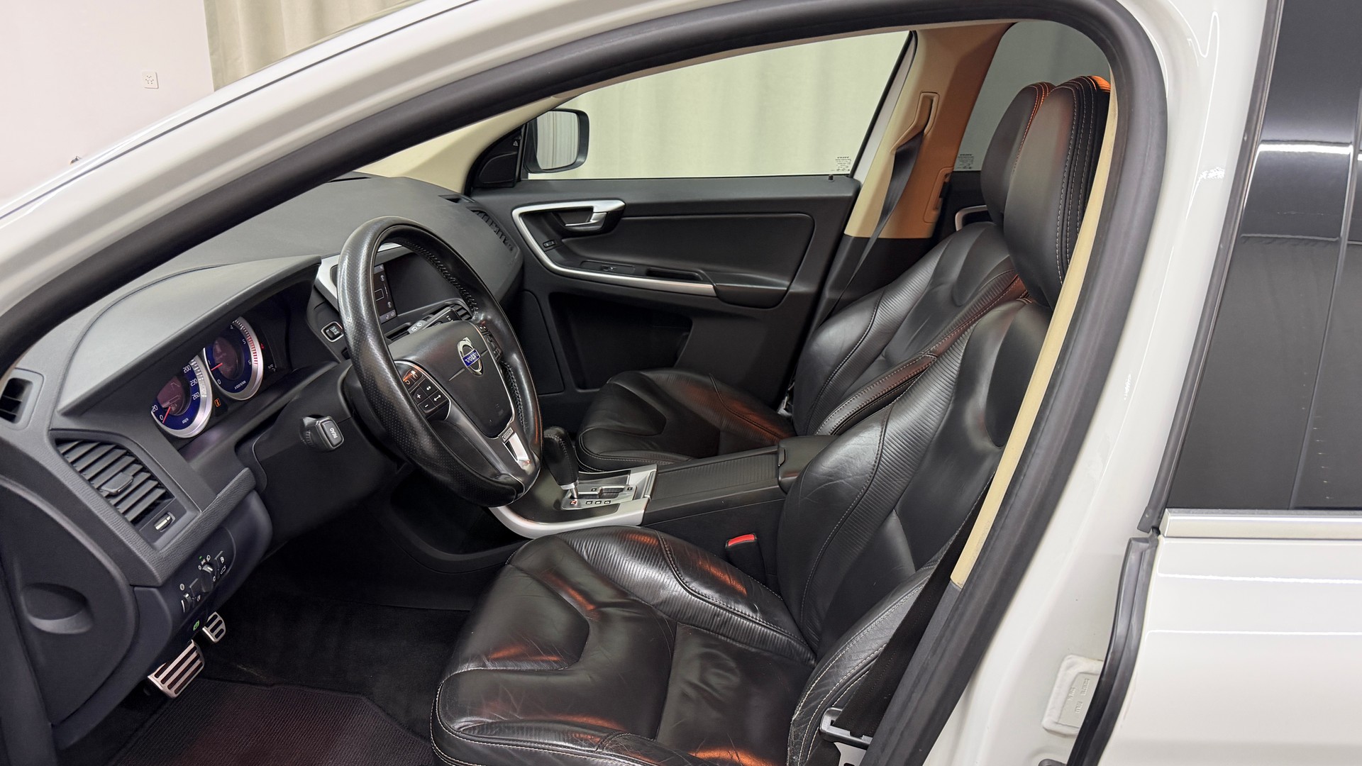 VOLVO XC60 D5 AWD R-Design Geartronic-image-6