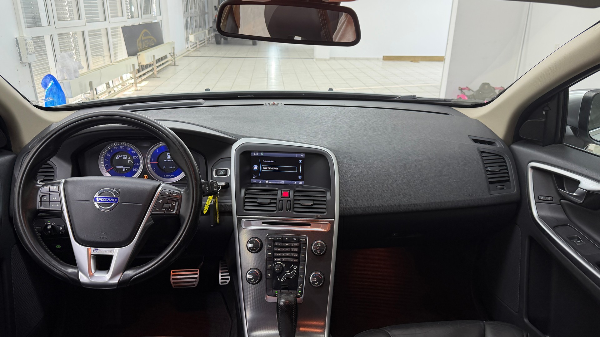 VOLVO XC60 D5 AWD R-Design Geartronic-image-8