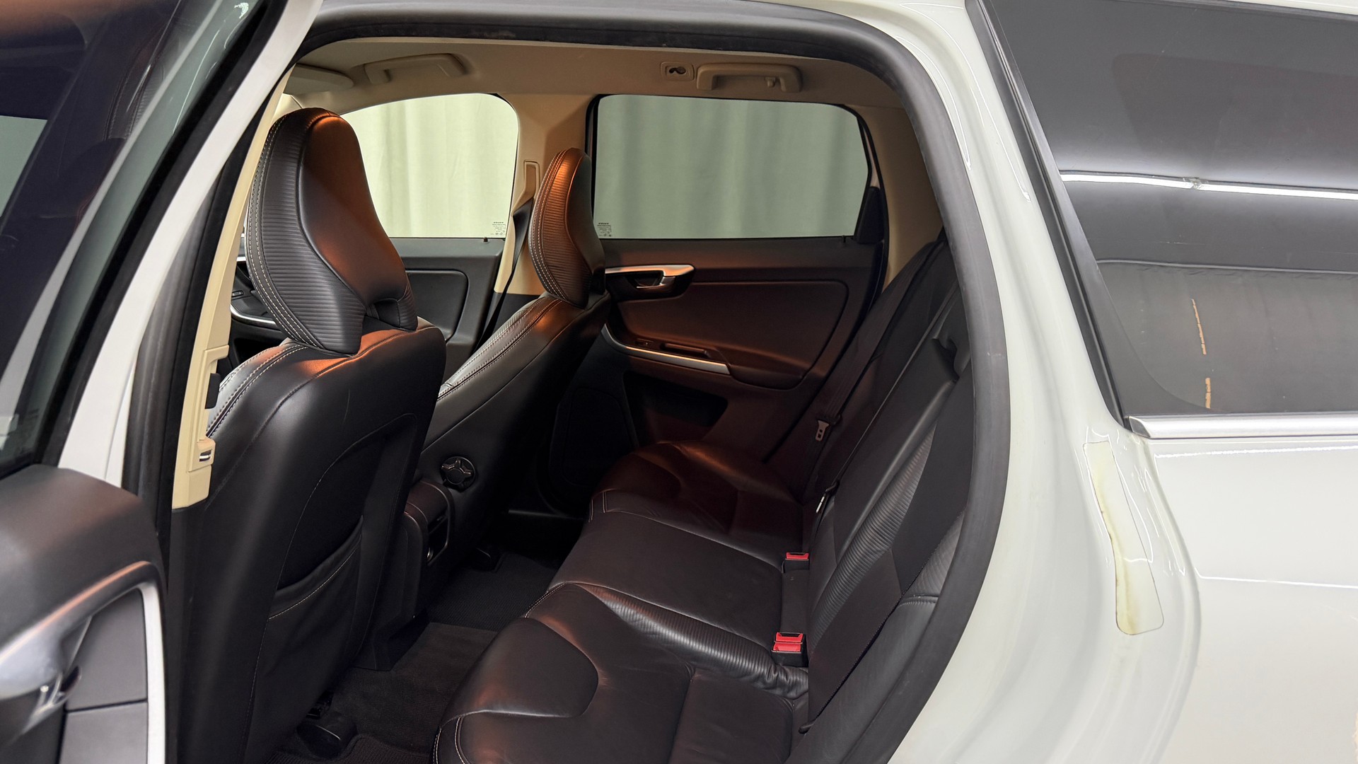 VOLVO XC60 D5 AWD R-Design Geartronic-image-7