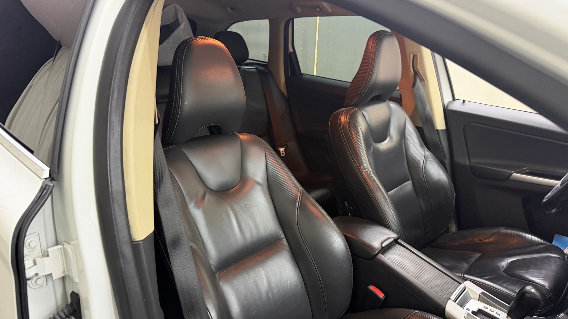 VOLVO XC60 D5 AWD R-Design Geartronic-image-10