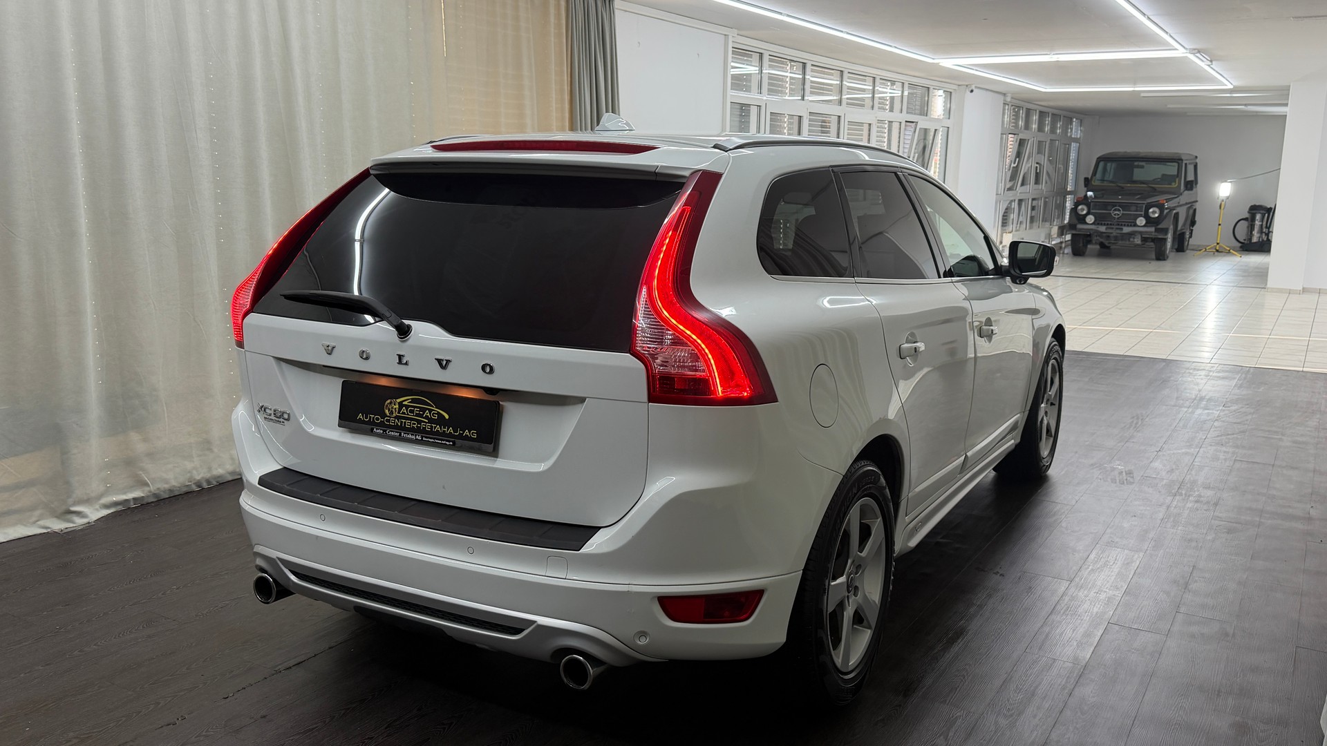 VOLVO XC60 D5 AWD R-Design Geartronic-image-3