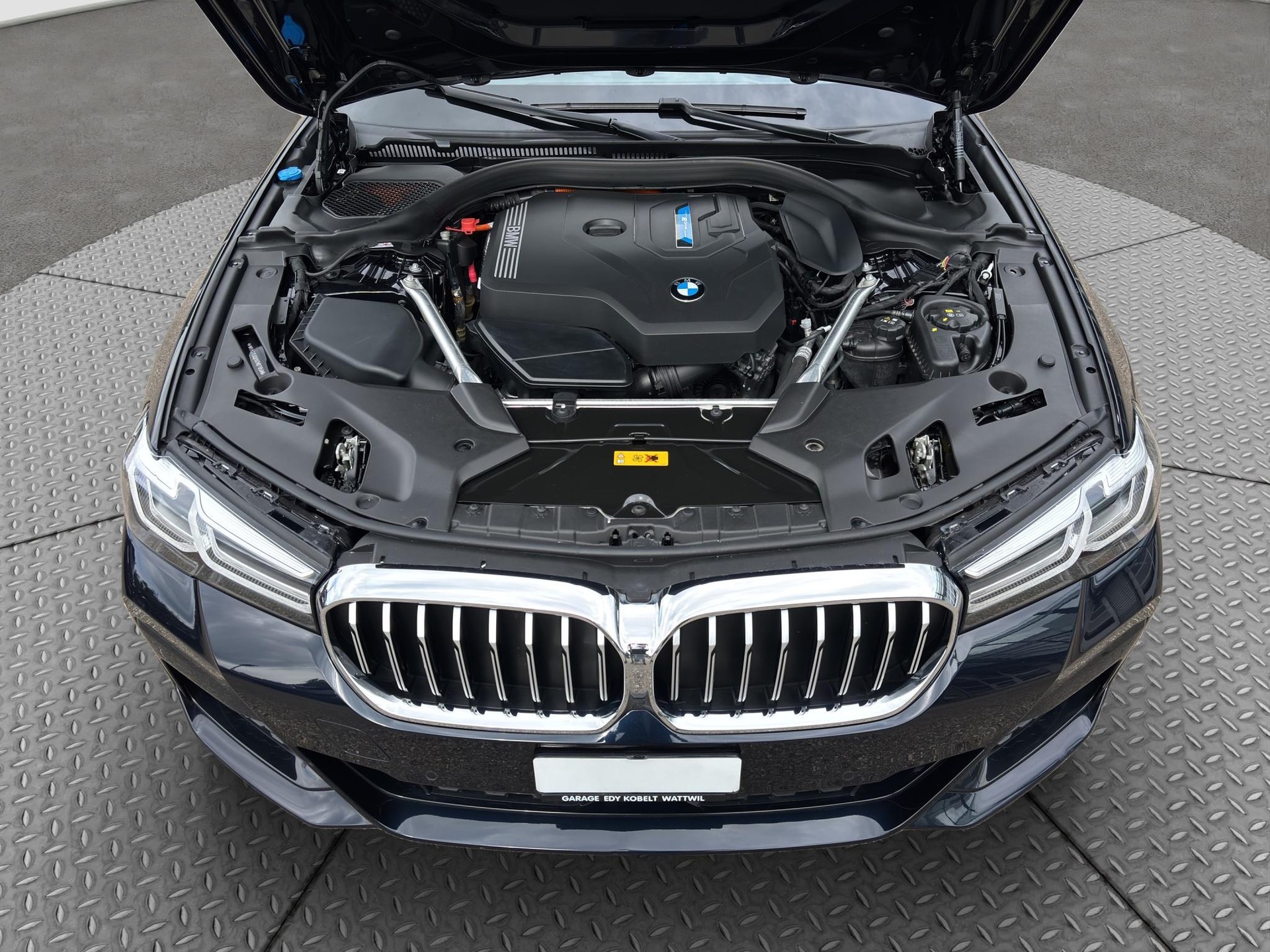BMW 530e xDrive Touring M Sport Steptronic-image-24