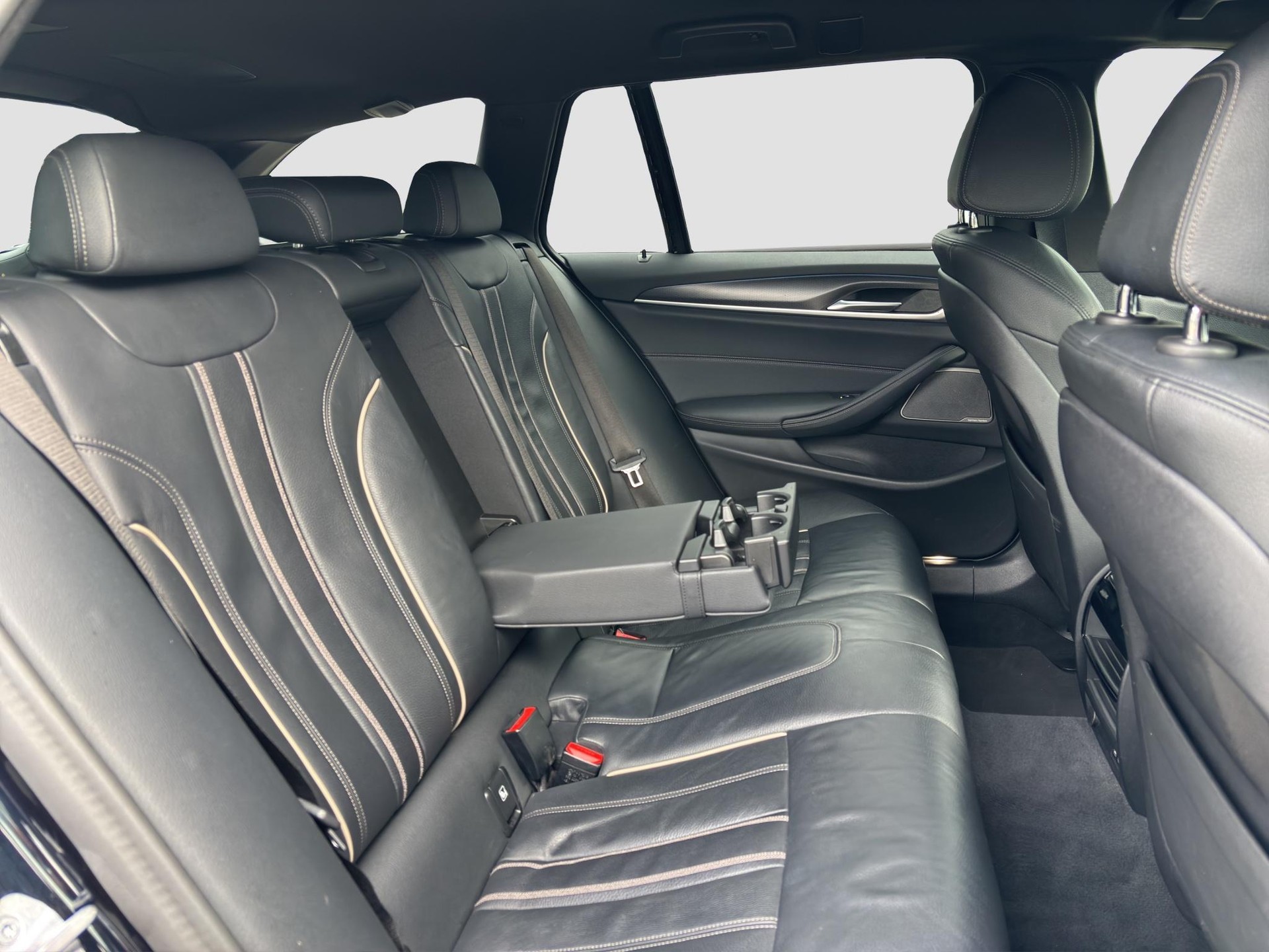 BMW 530e xDrive Touring M Sport Steptronic-image-15