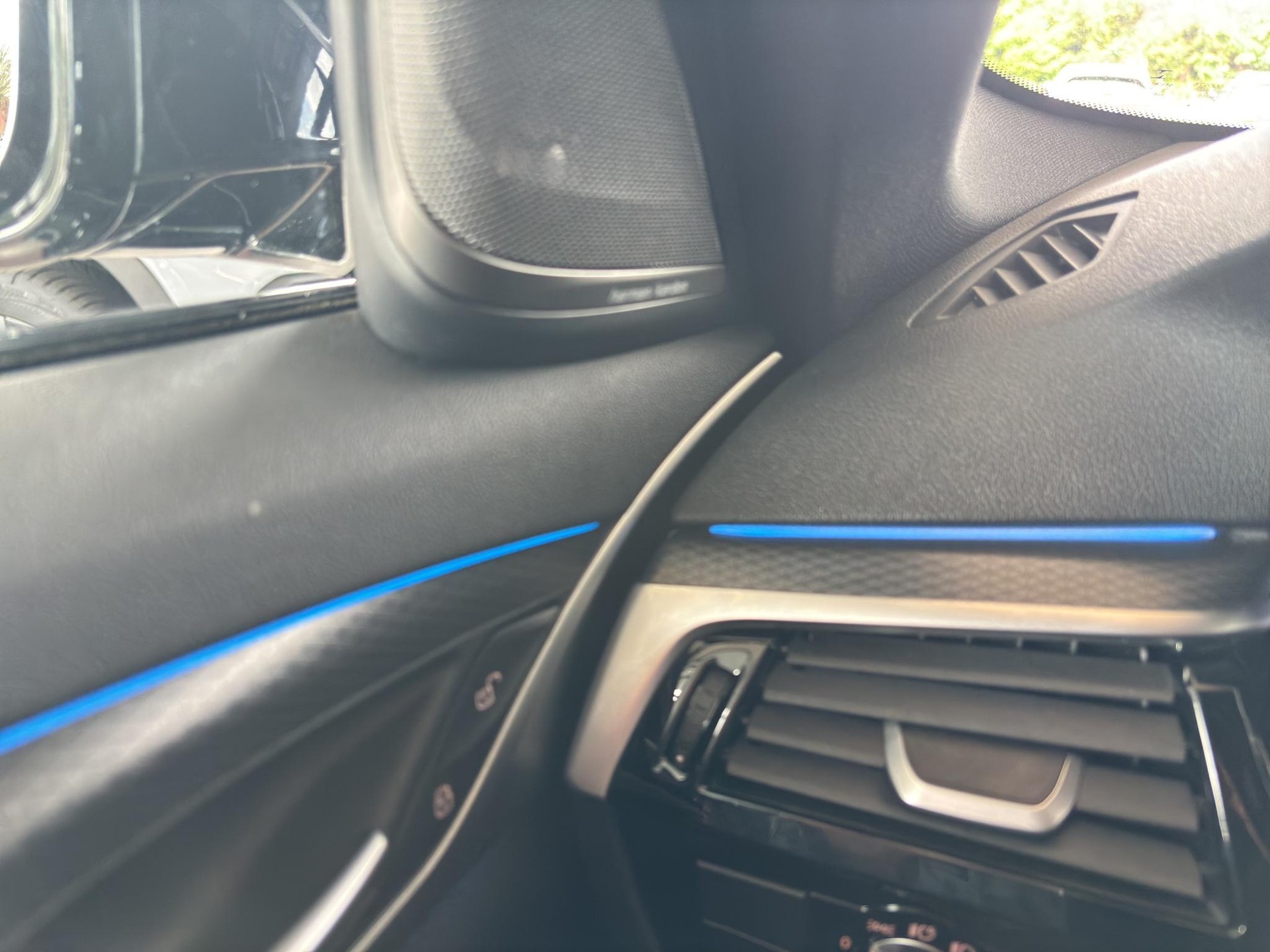 BMW 530e xDrive Touring M Sport Steptronic-image-10