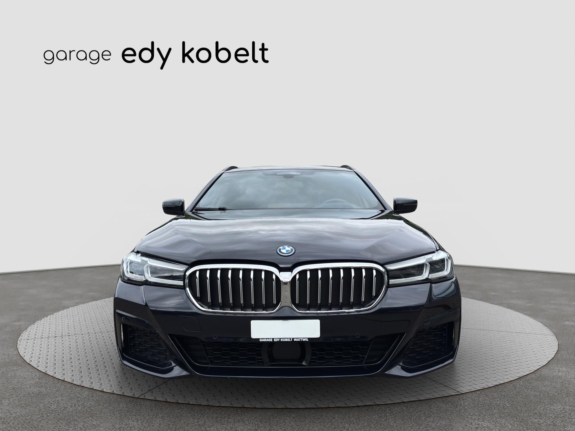 BMW 530e xDrive Touring M Sport Steptronic-image-2