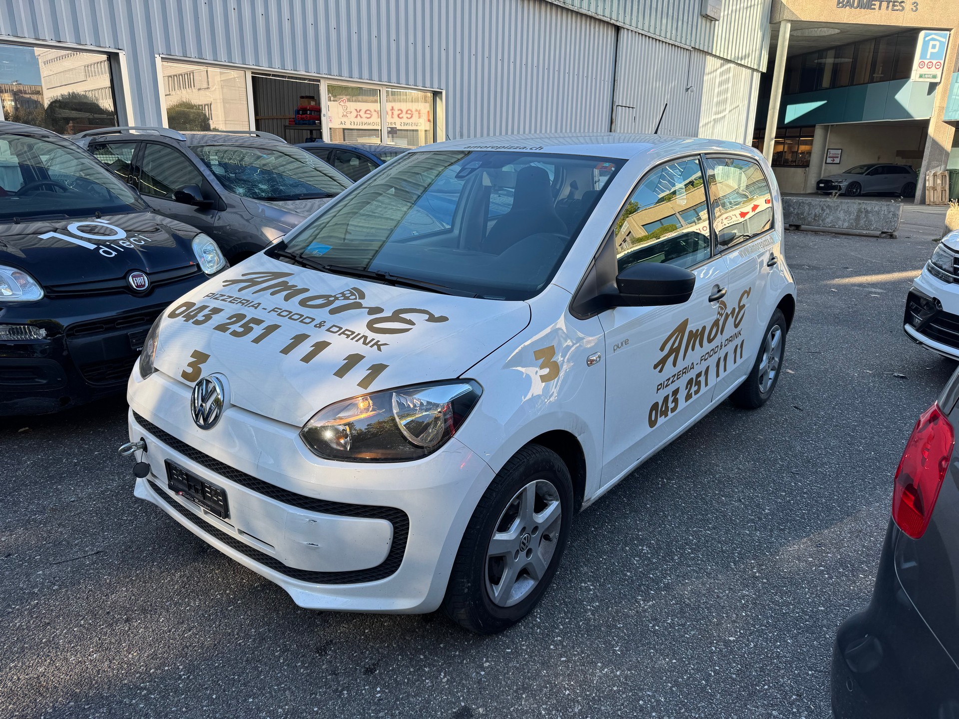VW Up 1.0 white up Art on Ice-image-3