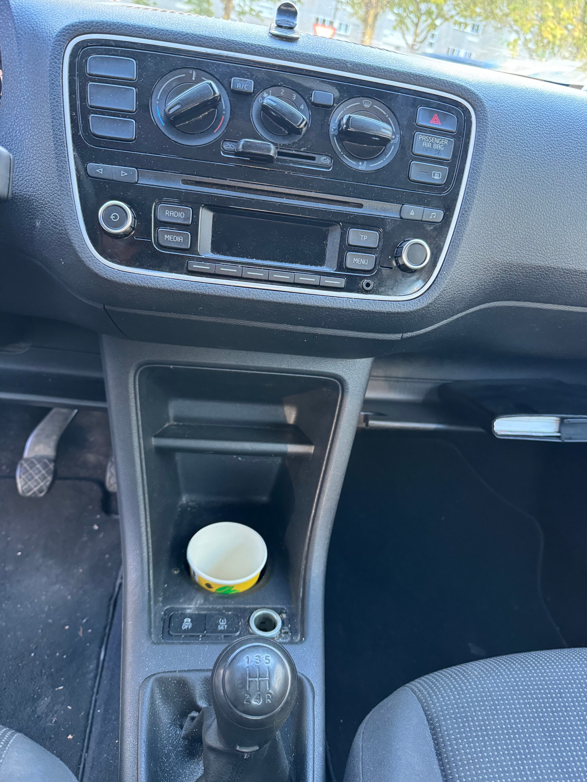 VW Up 1.0 white up Art on Ice-image-13