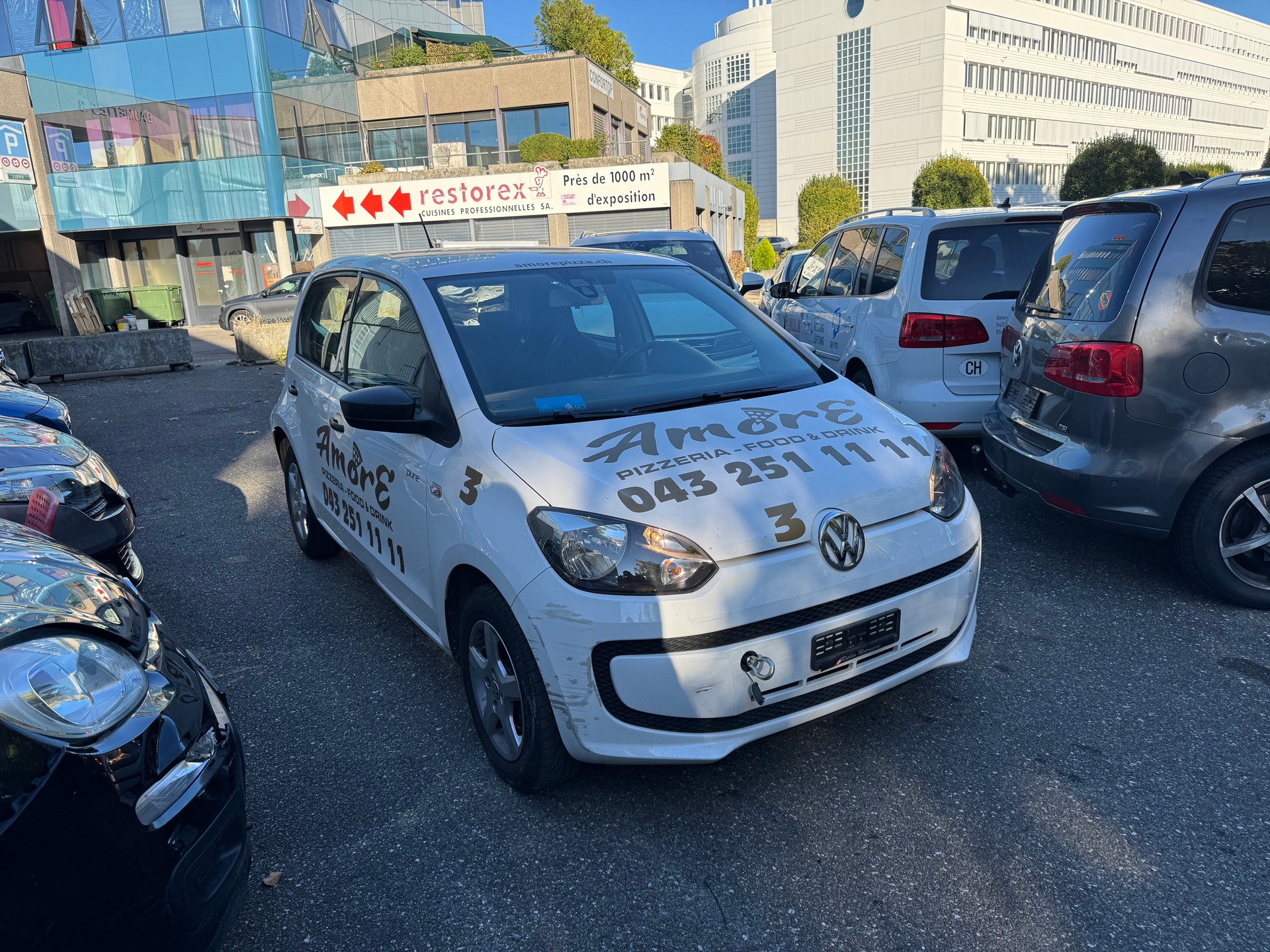 VW Up 1.0 white up Art on Ice-image-1
