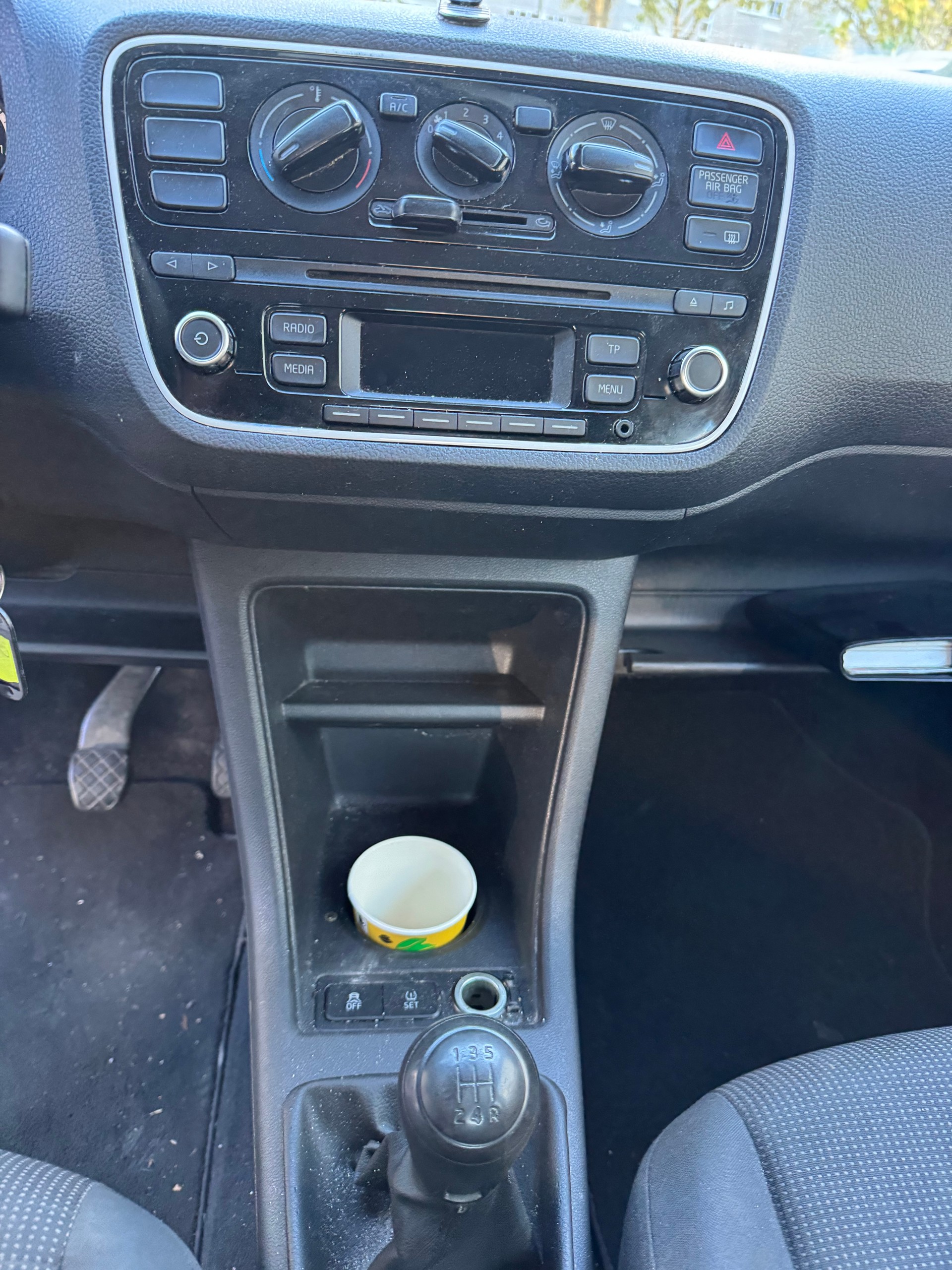 VW Up 1.0 white up Art on Ice-image-11
