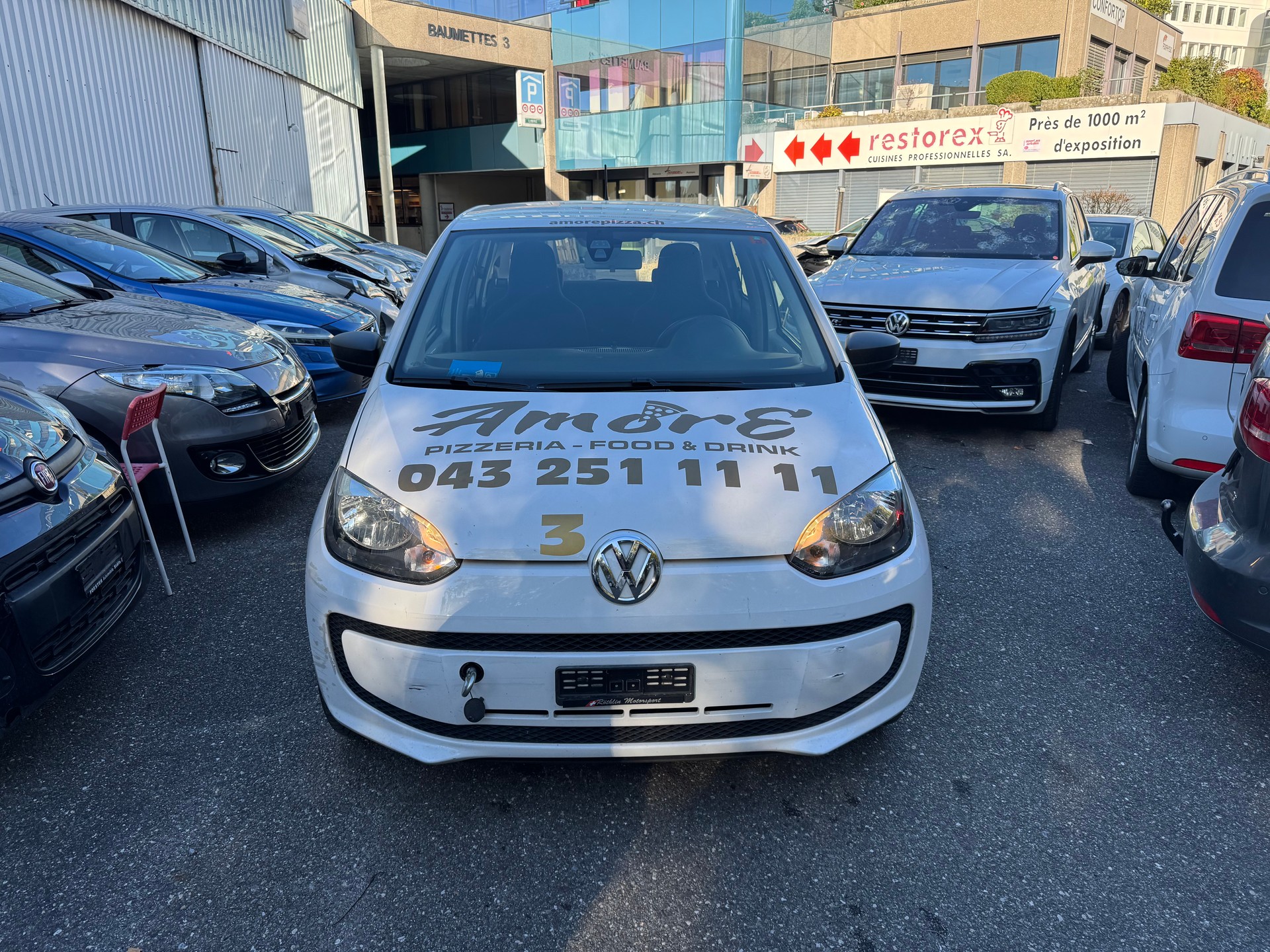 VW Up 1.0 white up Art on Ice-image-2