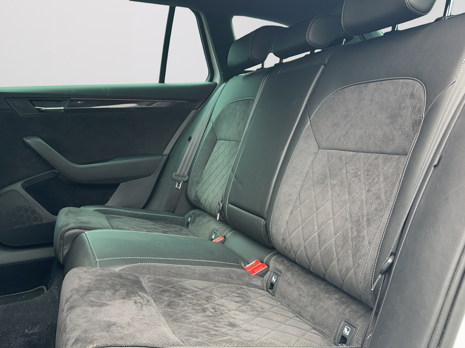 SKODA Superb Combi 2.0 TSI Sport Line DSG 4x4-image-11