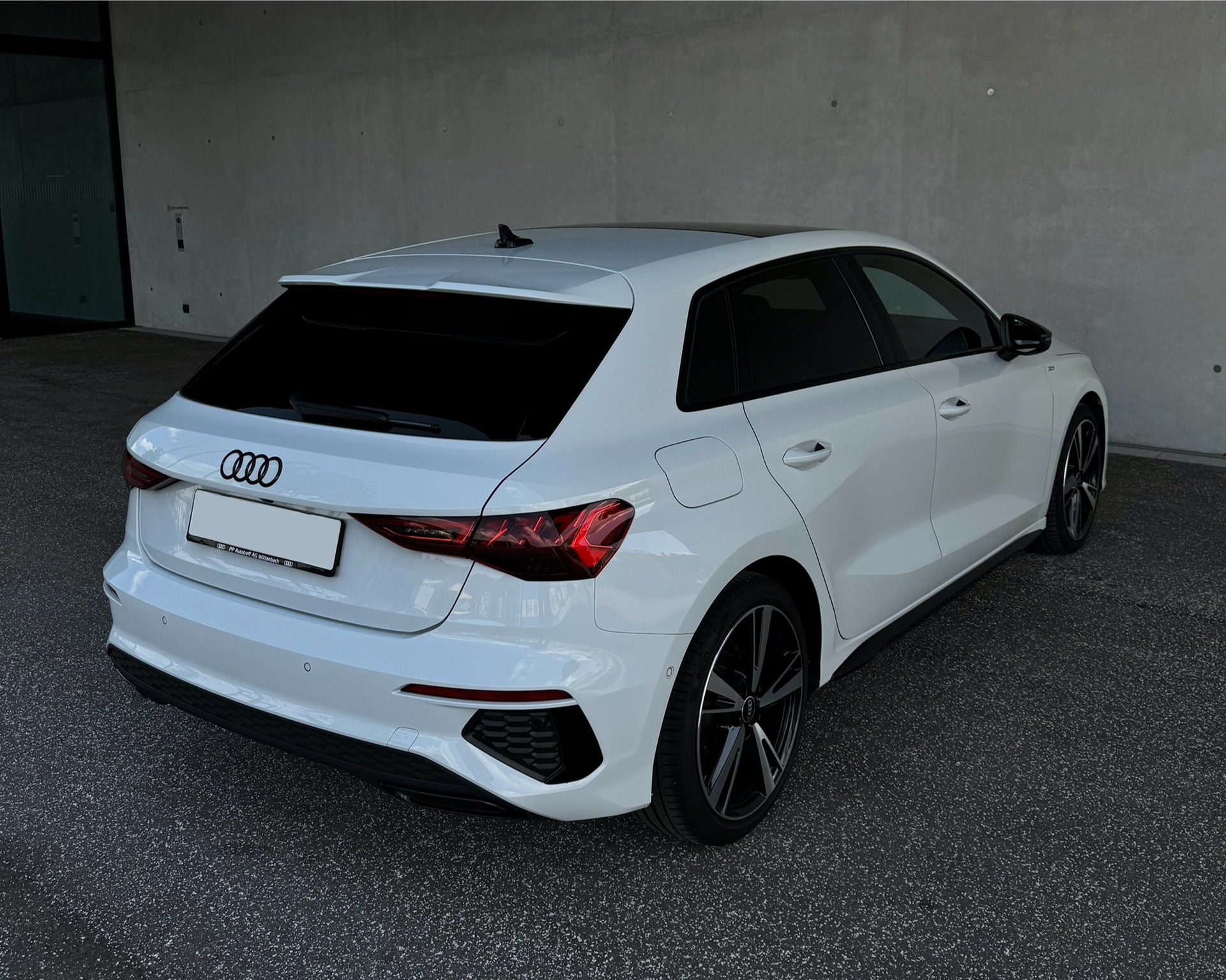 AUDI A3 Sportback 35 TFSI S line Attraction-image-1