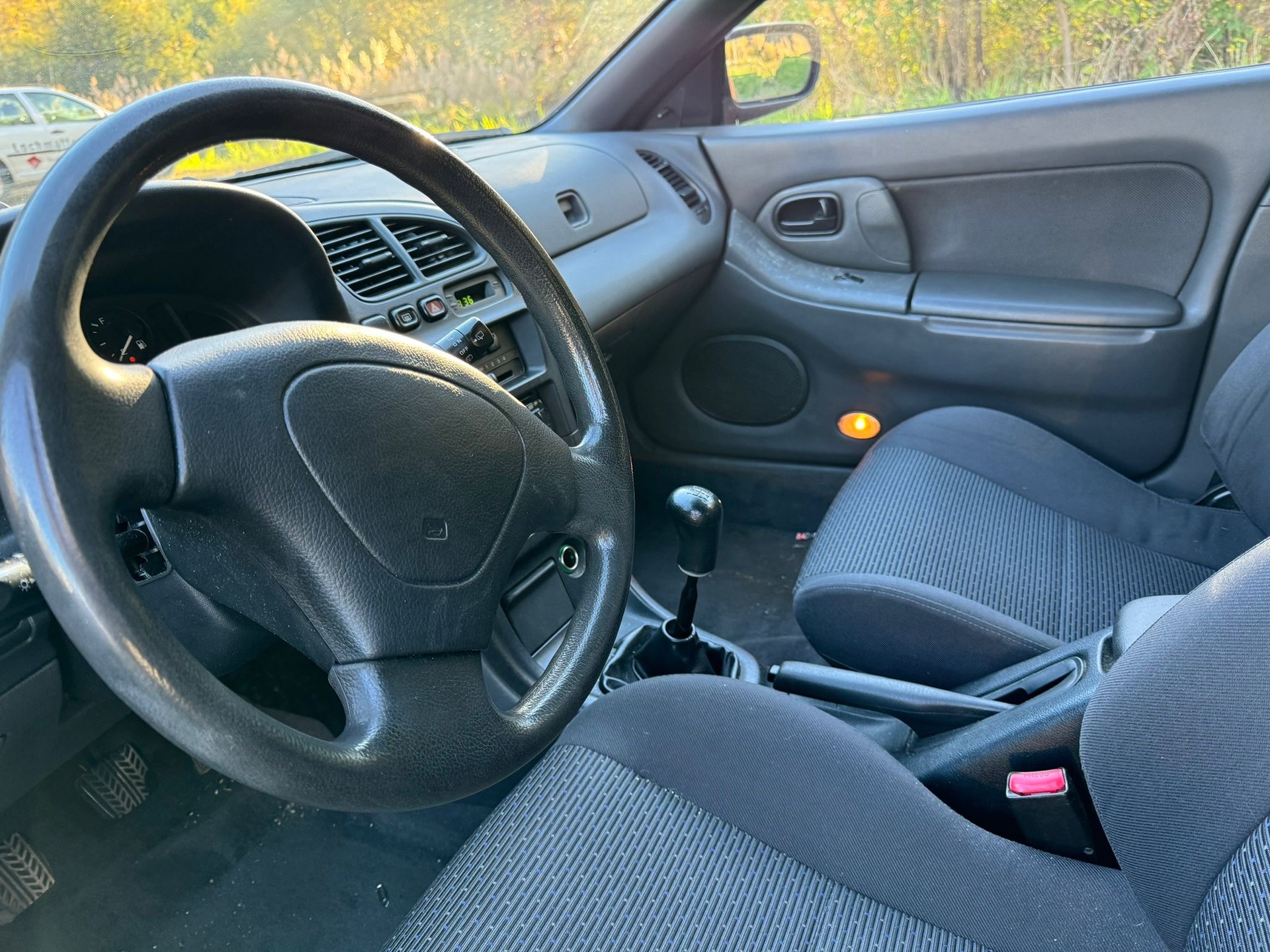 MAZDA 323 F 1.5i-16V GL-image-3