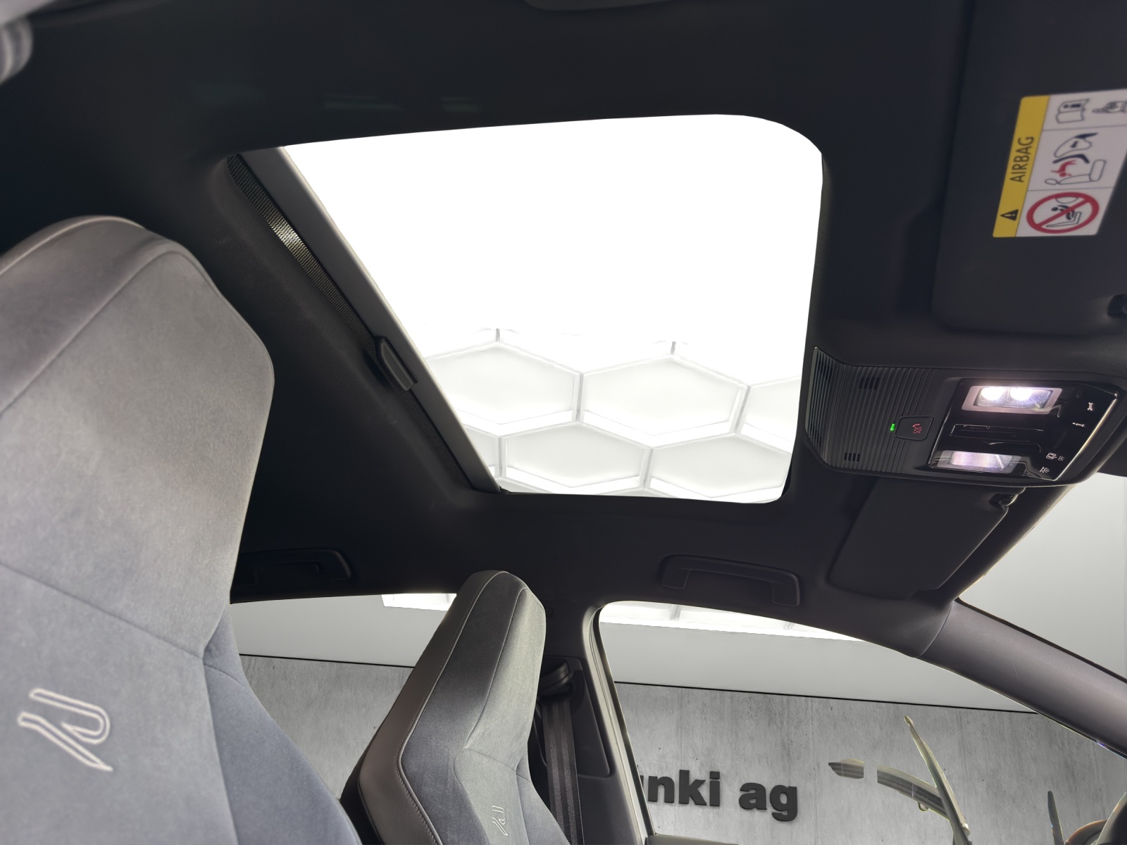 VW Golf 1.5 eTSI mHEV ACT R-Line DSG-image-11
