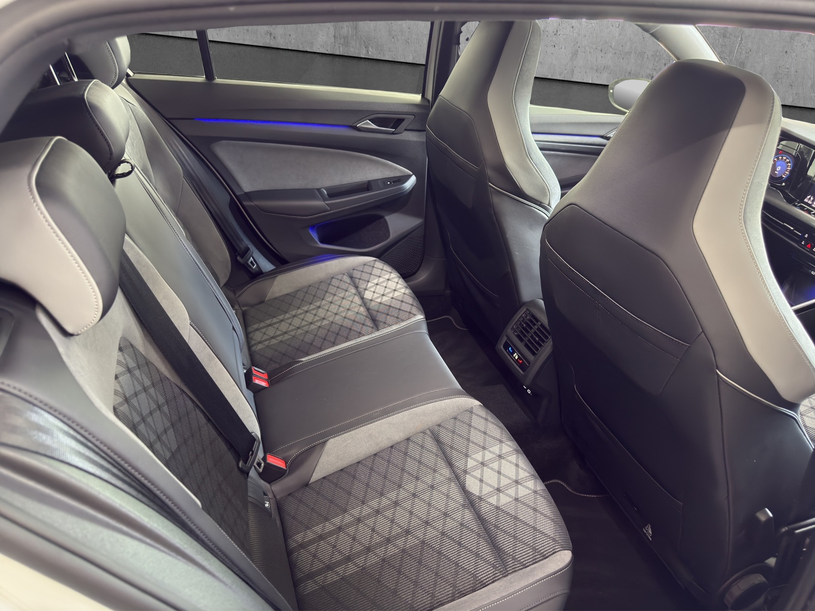 VW Golf 1.5 eTSI mHEV ACT R-Line DSG-image-12