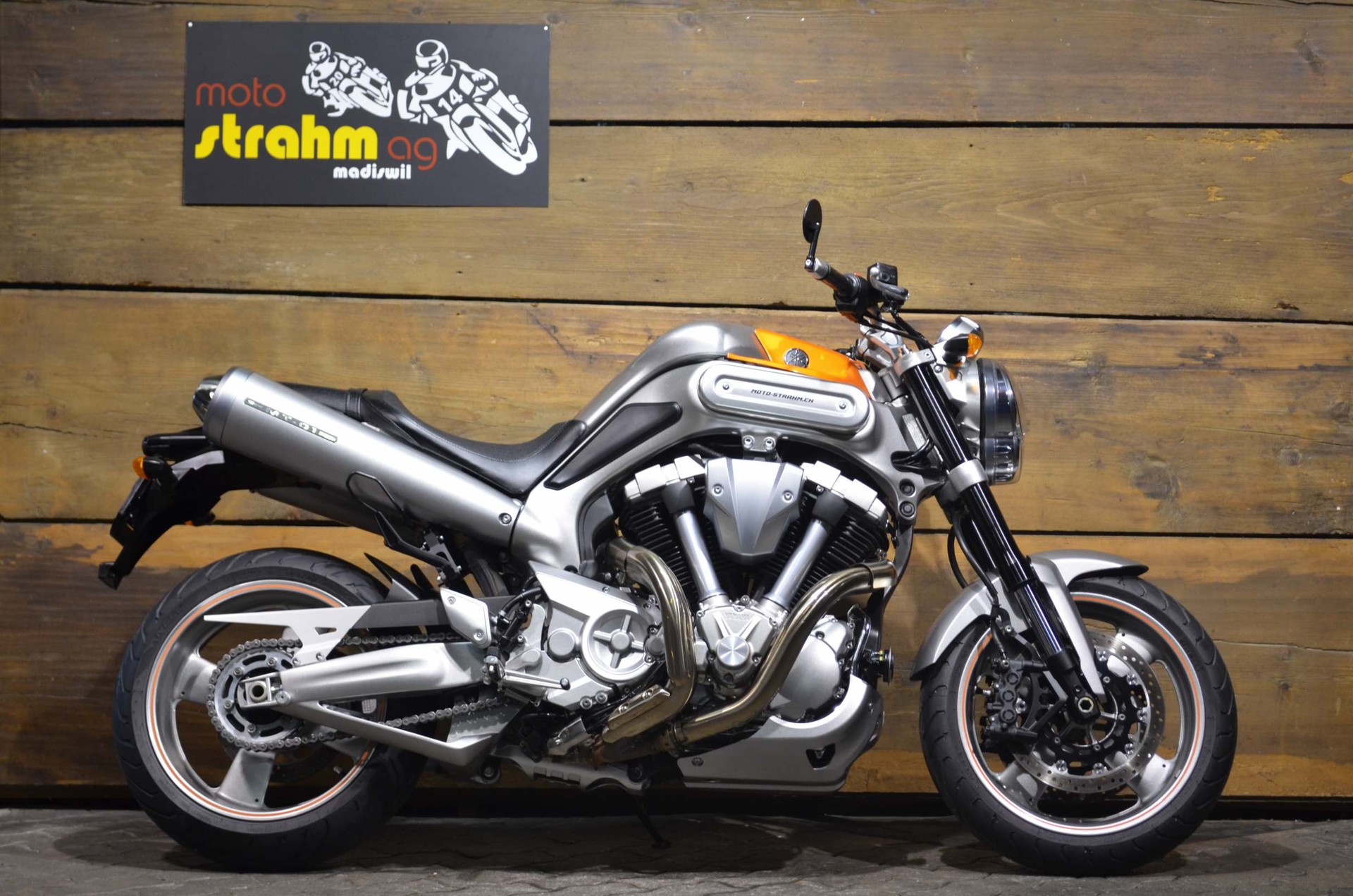 YAMAHA MT01-showroom-element-1