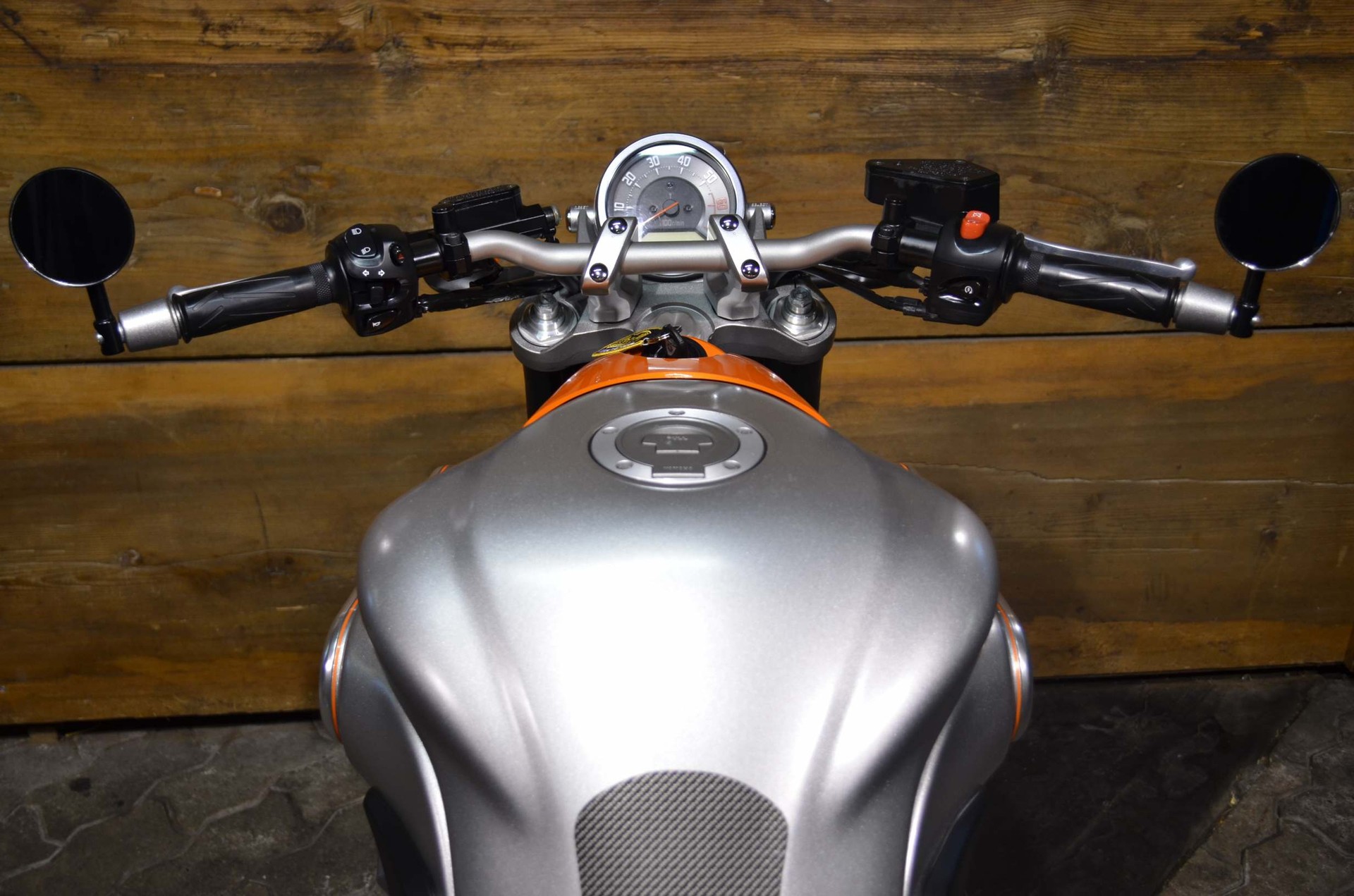 YAMAHA MT01-showroom-element-2