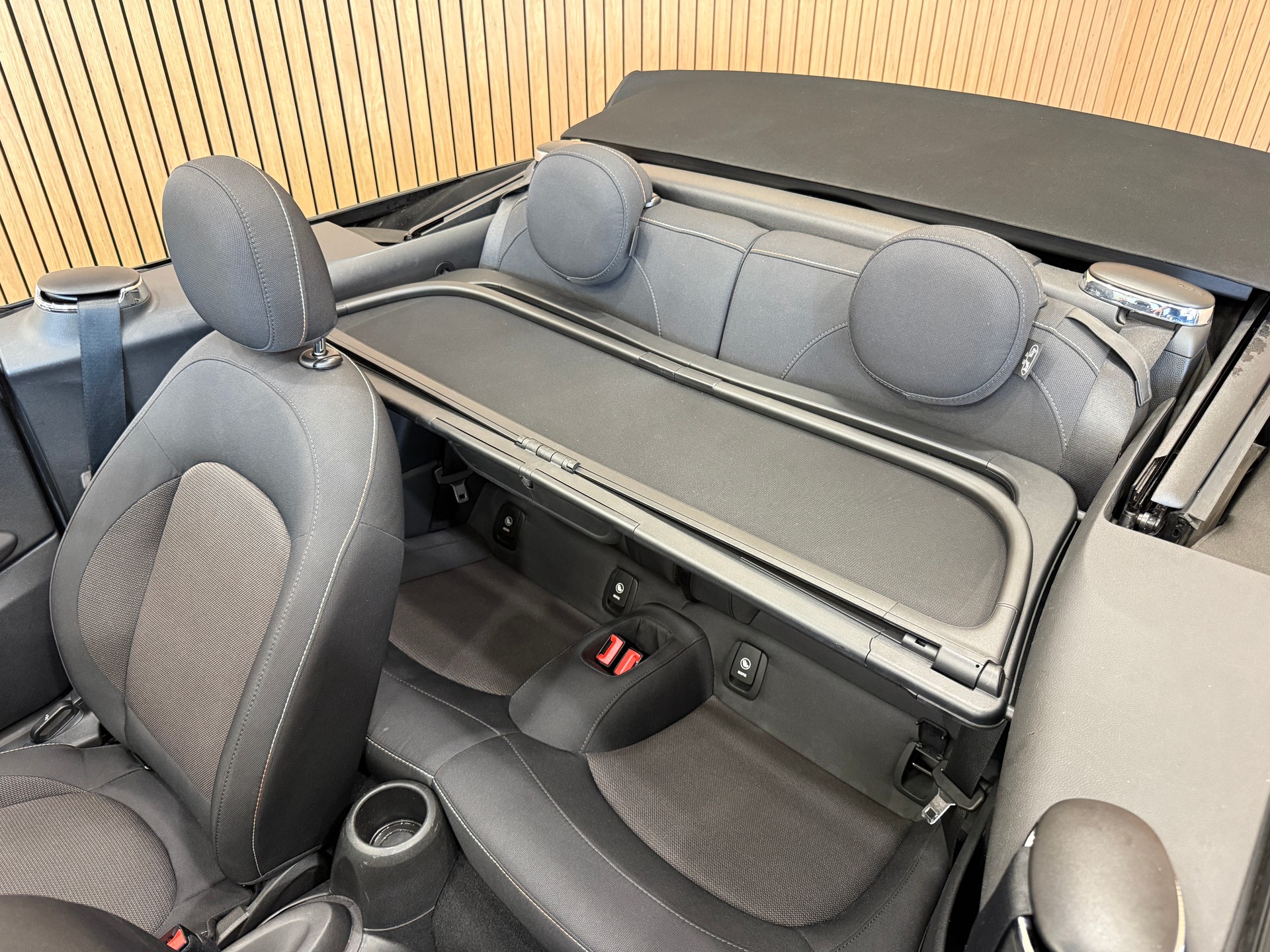 MINI One Cabriolet-image-7