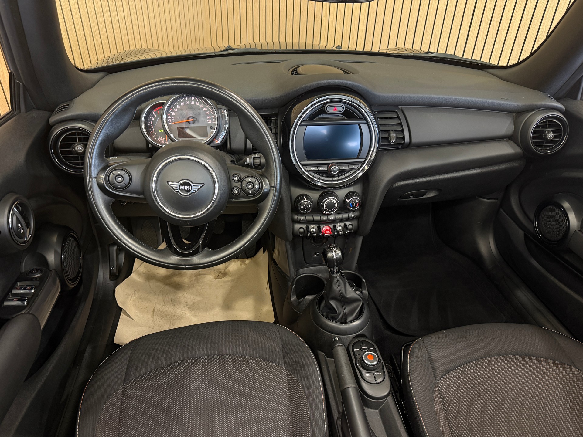 MINI One Cabriolet-image-9