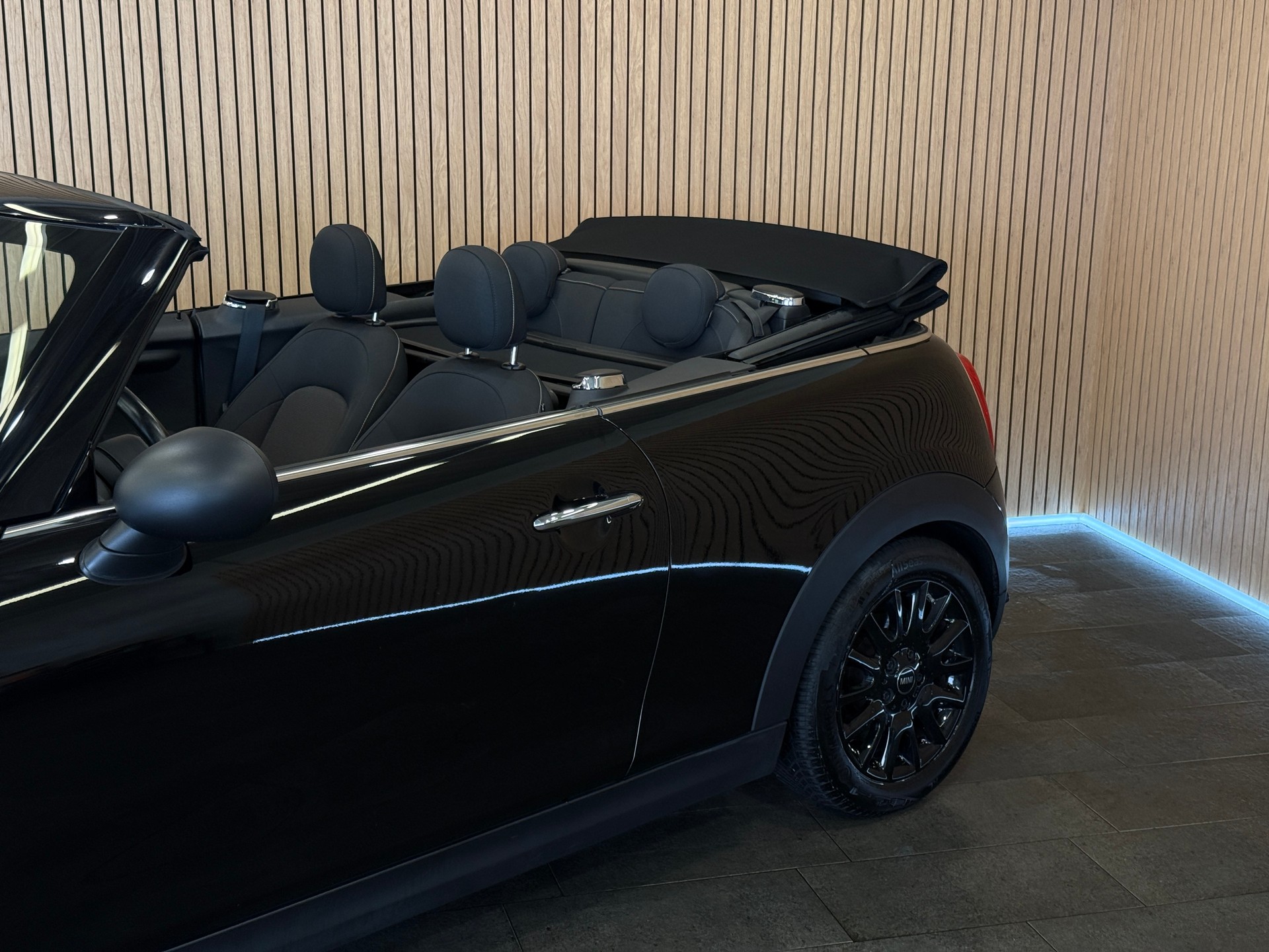 MINI One Cabriolet-image-2