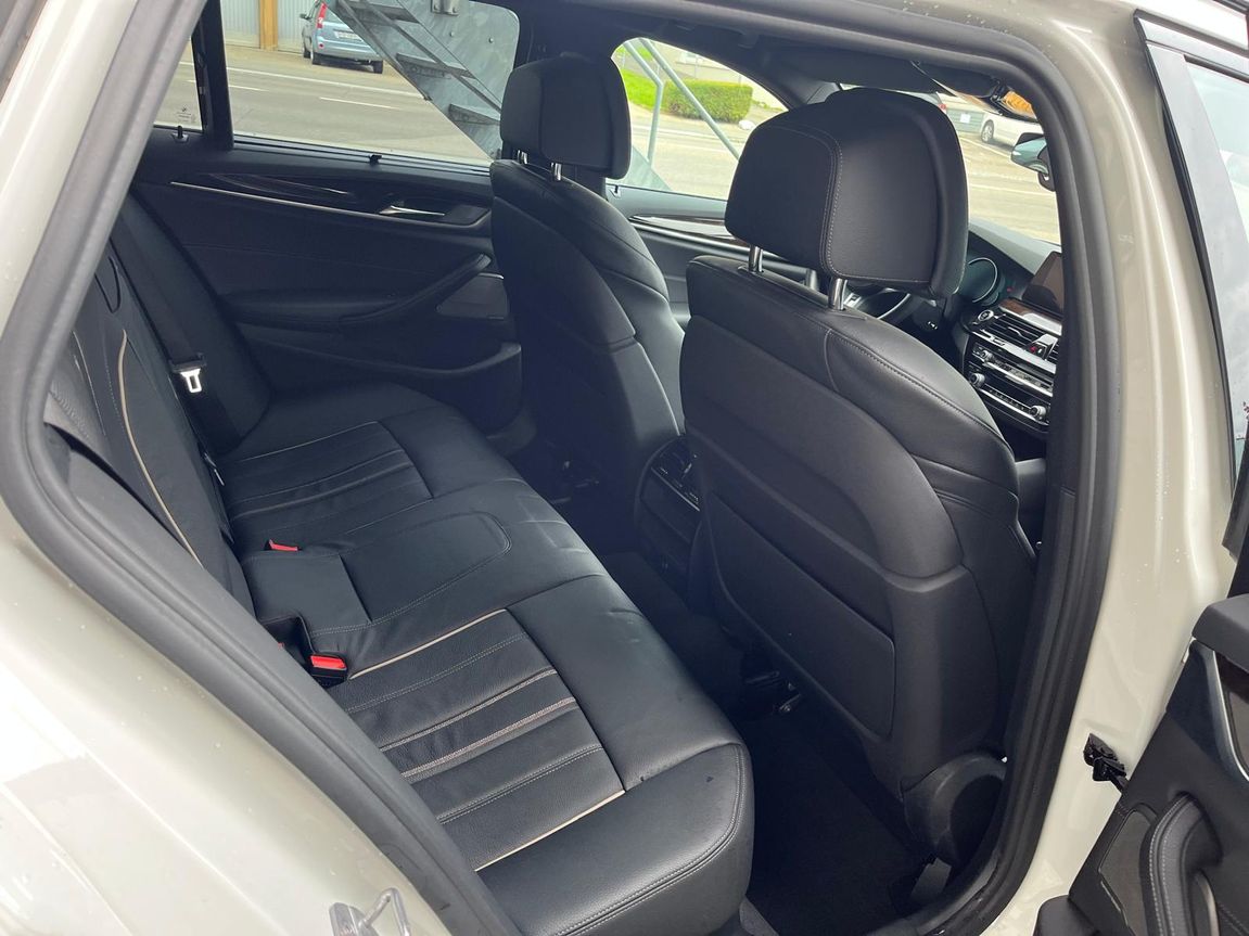 BMW 540i xDrive Touring Sport Line Steptronic-image-8