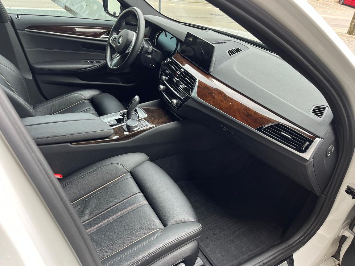 BMW 540i xDrive Touring Sport Line Steptronic-image-6