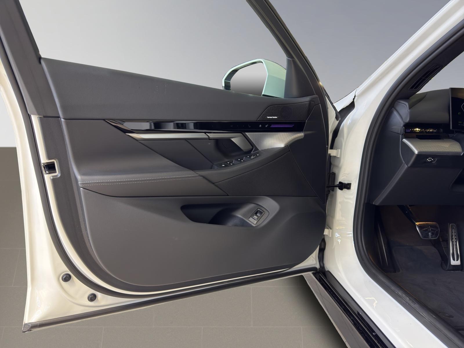 BMW 520d xDrive Touring M Sport-image-14