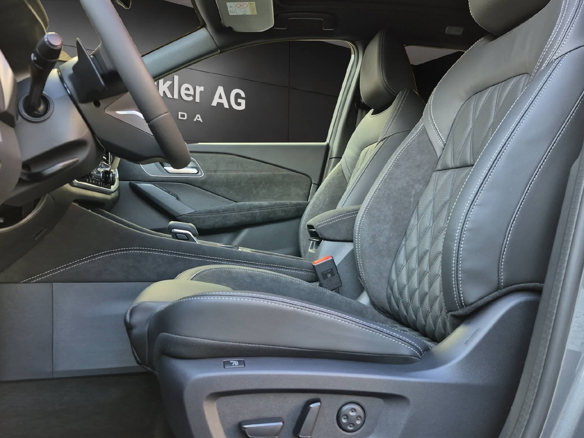 NISSAN Qashqai 1.3 DIG-T Tekna+ 4x4-image-9