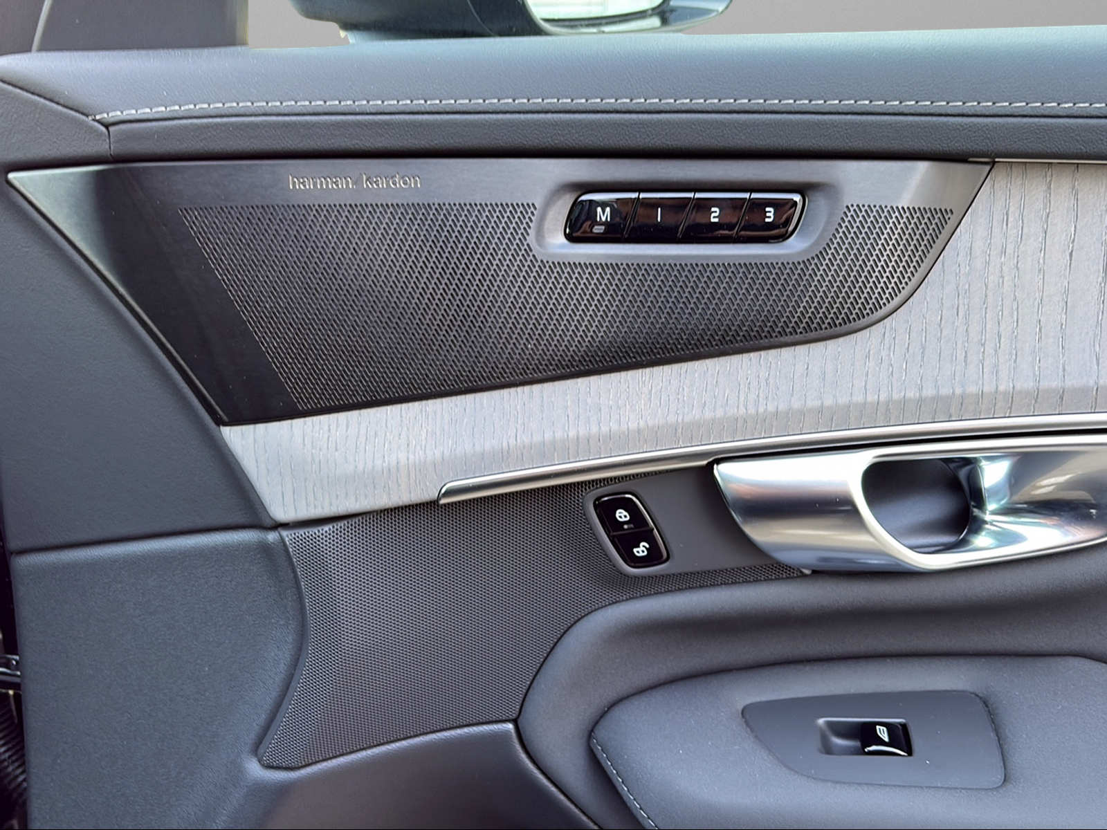 VOLVO XC90 T8 eAWD PluginHybrid Ultra Dark Geartronic-image-12