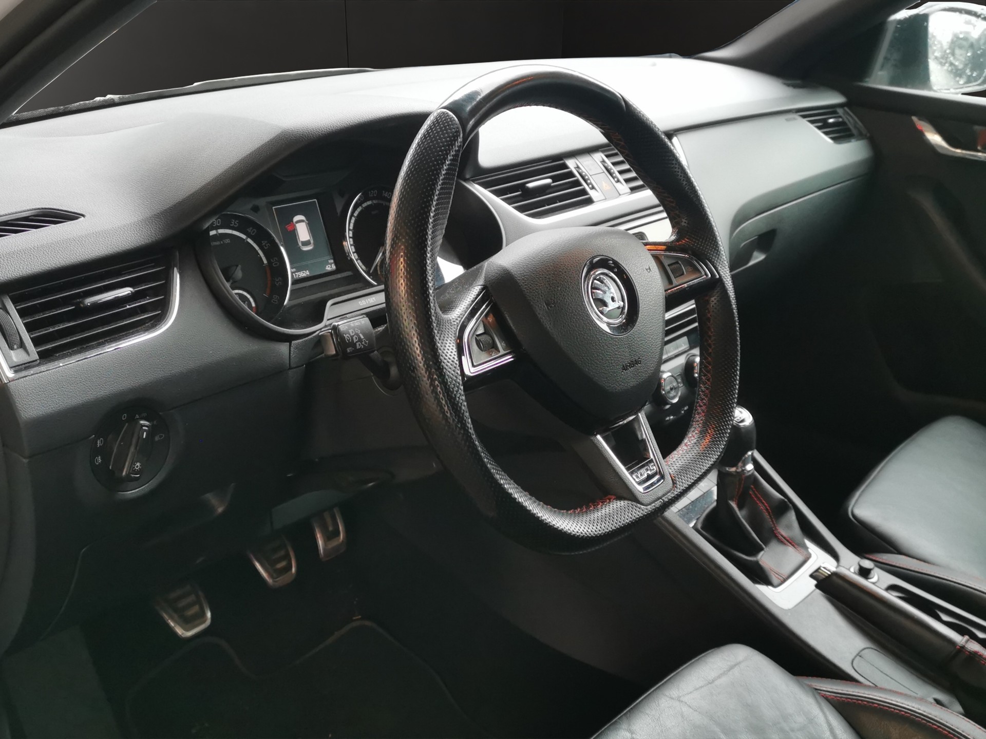 SKODA Octavia Combi 2.0 TDI RS-image-4