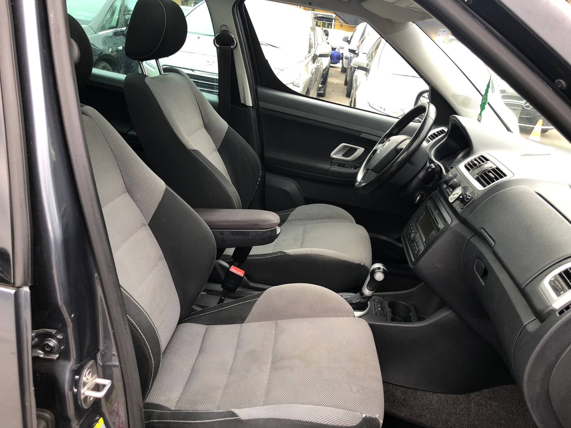 SKODA Roomster 1.6 Scout Automatic-image-7