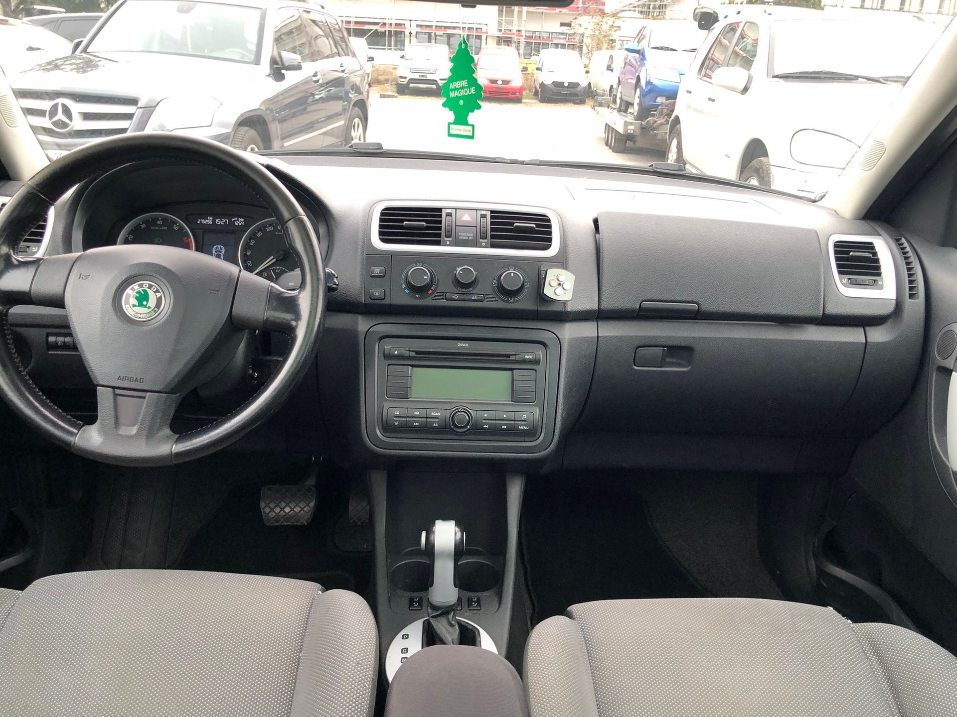 SKODA Roomster 1.6 Scout Automatic-image-2