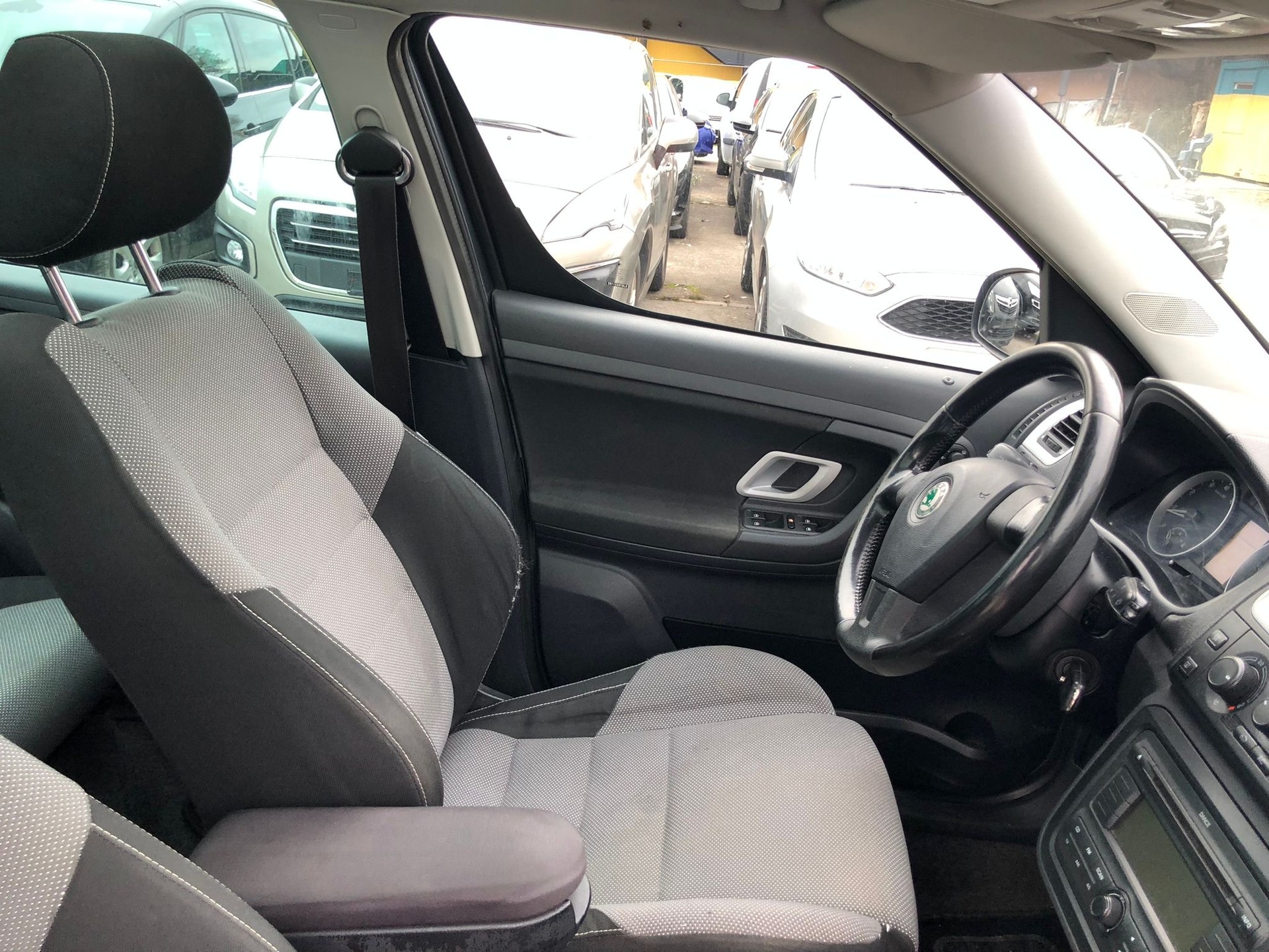 SKODA Roomster 1.6 Scout Automatic-image-10