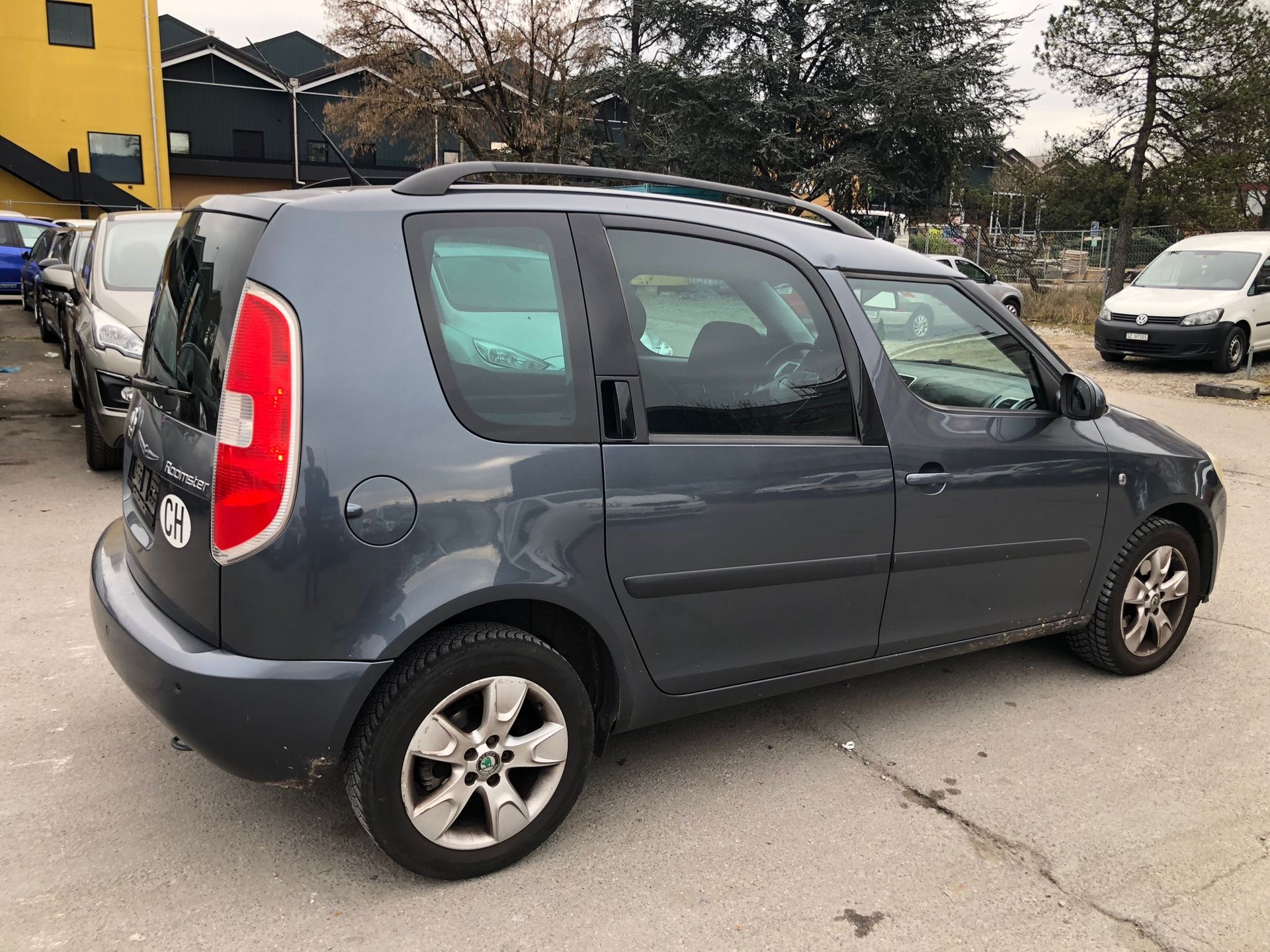 SKODA Roomster 1.6 Scout Automatic-image-3