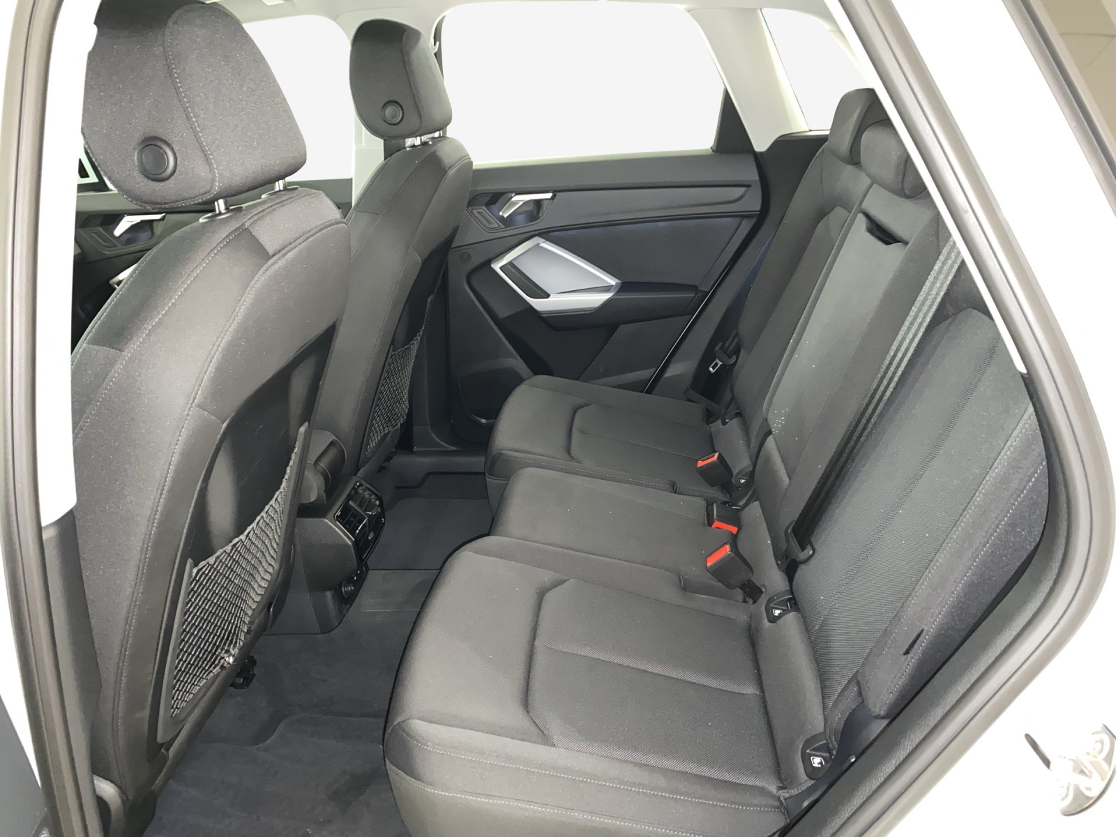 AUDI Q3 35 TDI quattro S-tronic-image-11