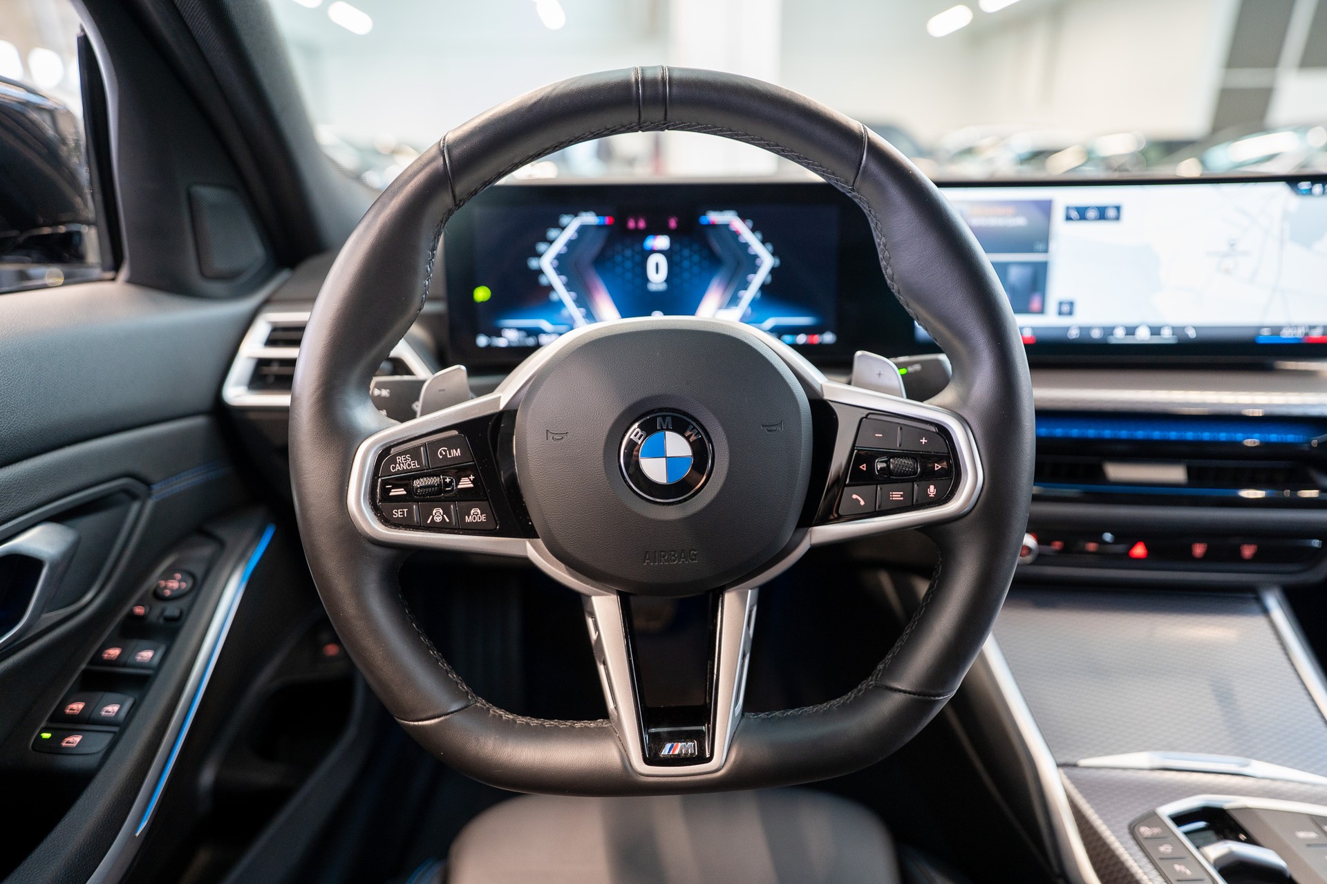 BMW 330i xDrive M Sport SAG / LCI / 360°Kamera / HeadUp / Glasdach-image-17