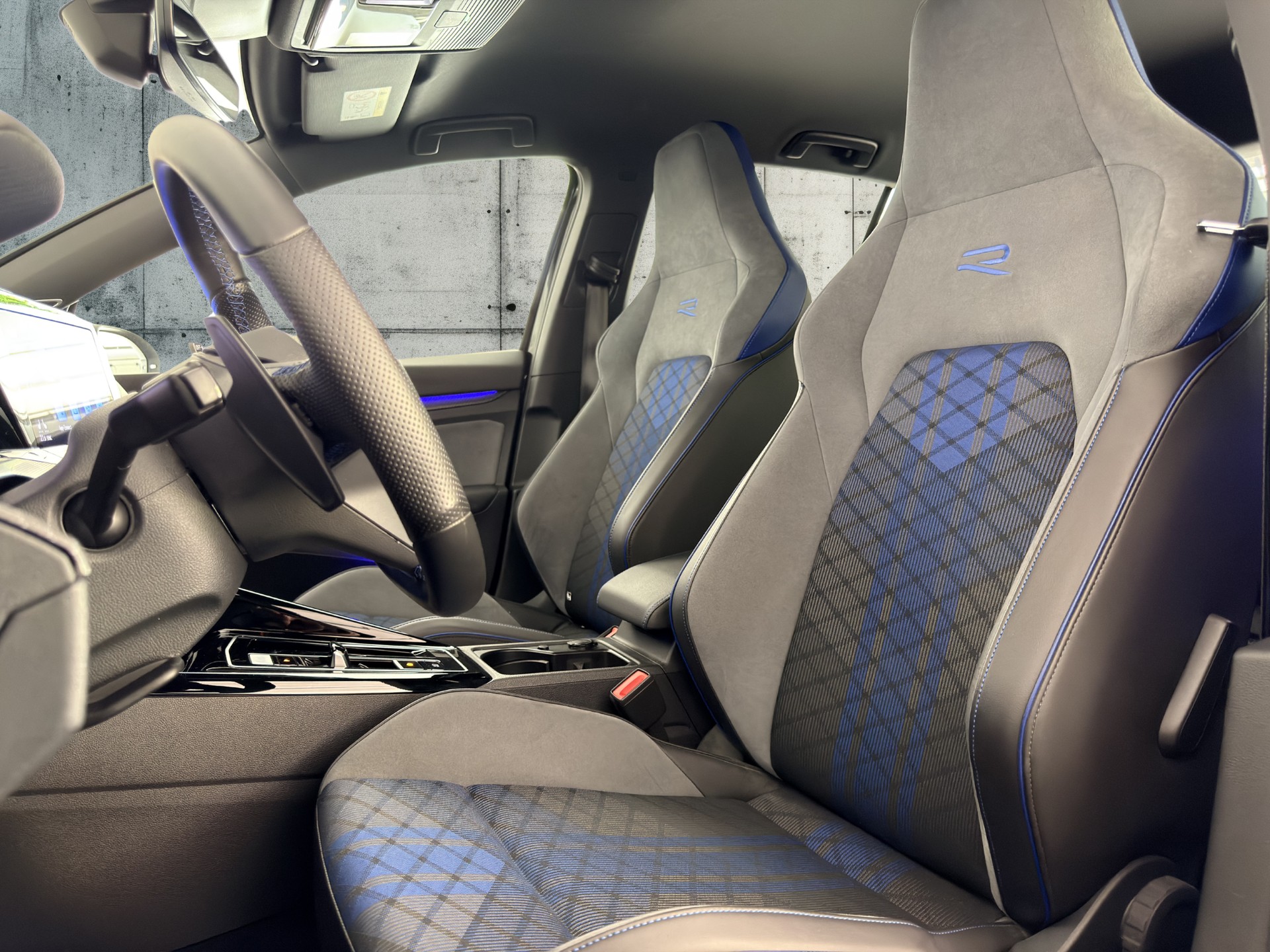 VW Golf 2.0 TSI R DSG 4Motion-image-9