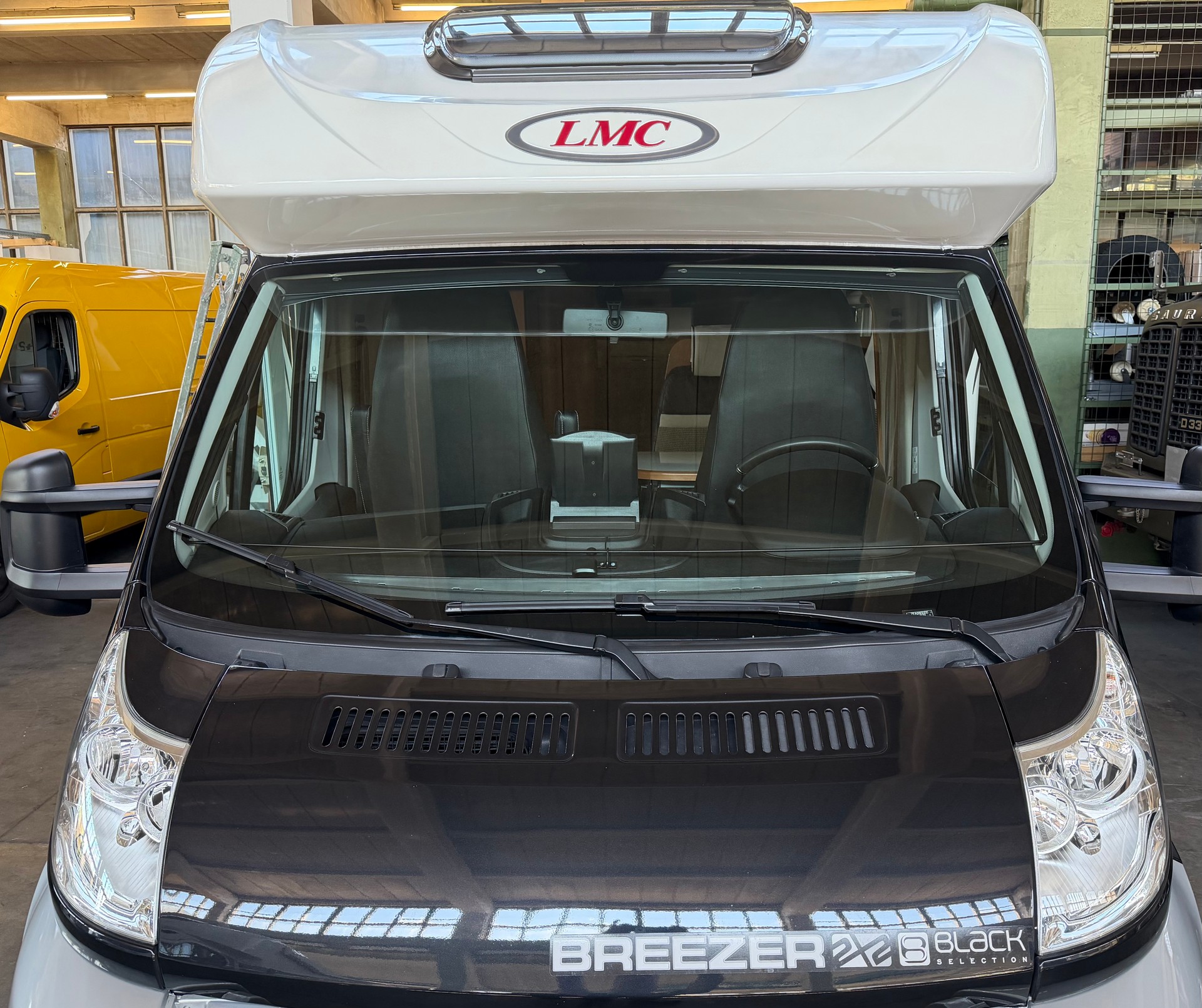FIAT LMC H730 Breezer Black Selection-showroom-element-3