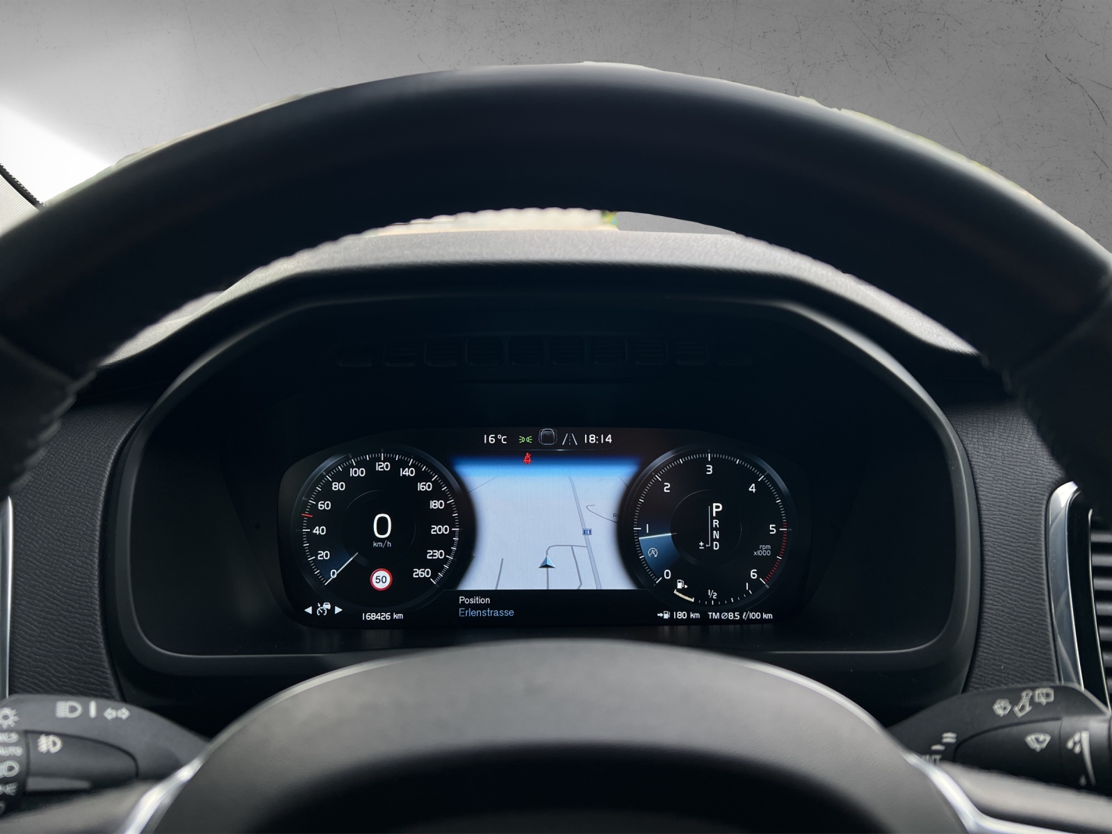 VOLVO XC90 D5 AWD Momentum-image-9