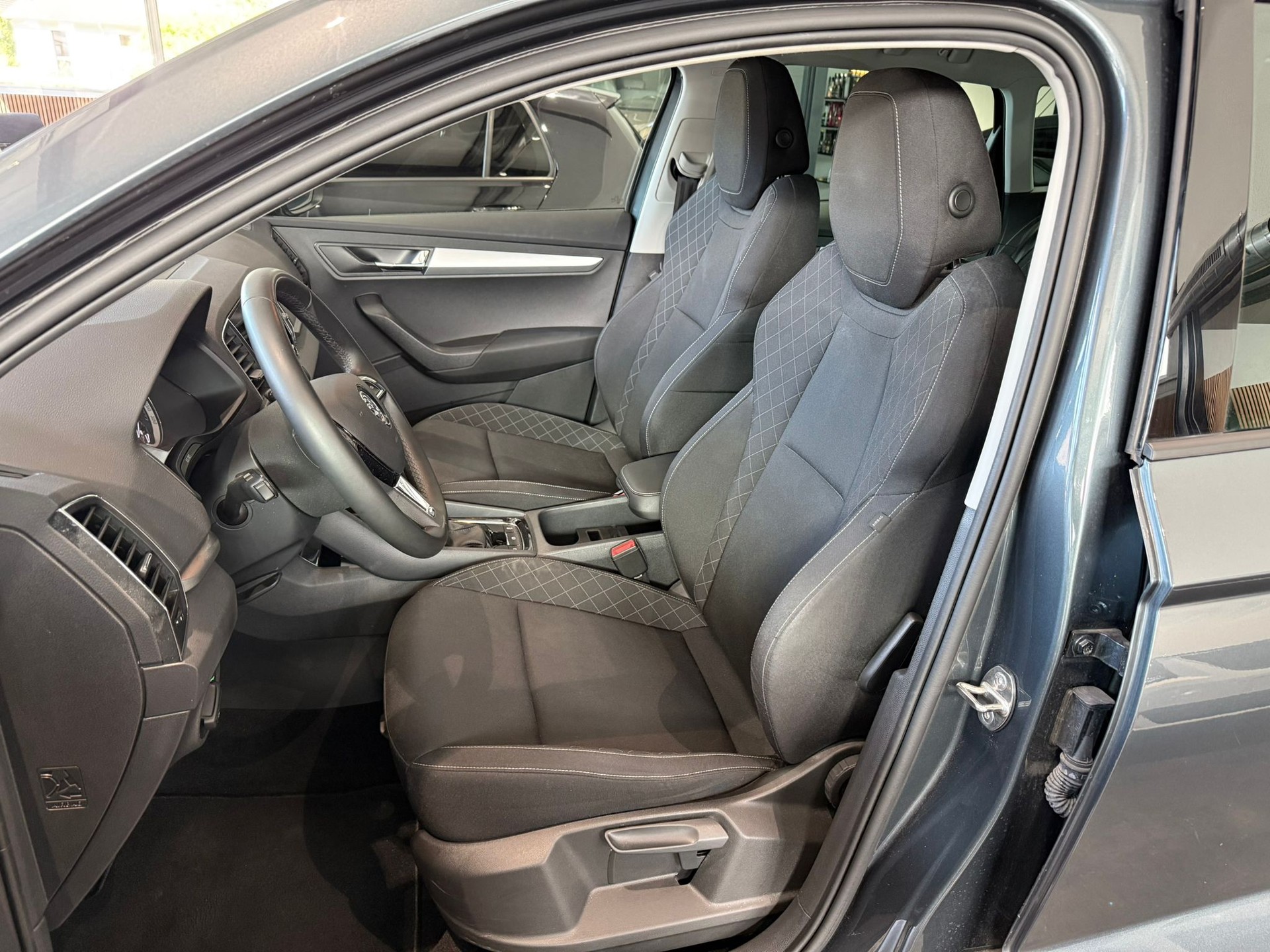 SKODA Karoq 1.0 TSI Ambition-image-9