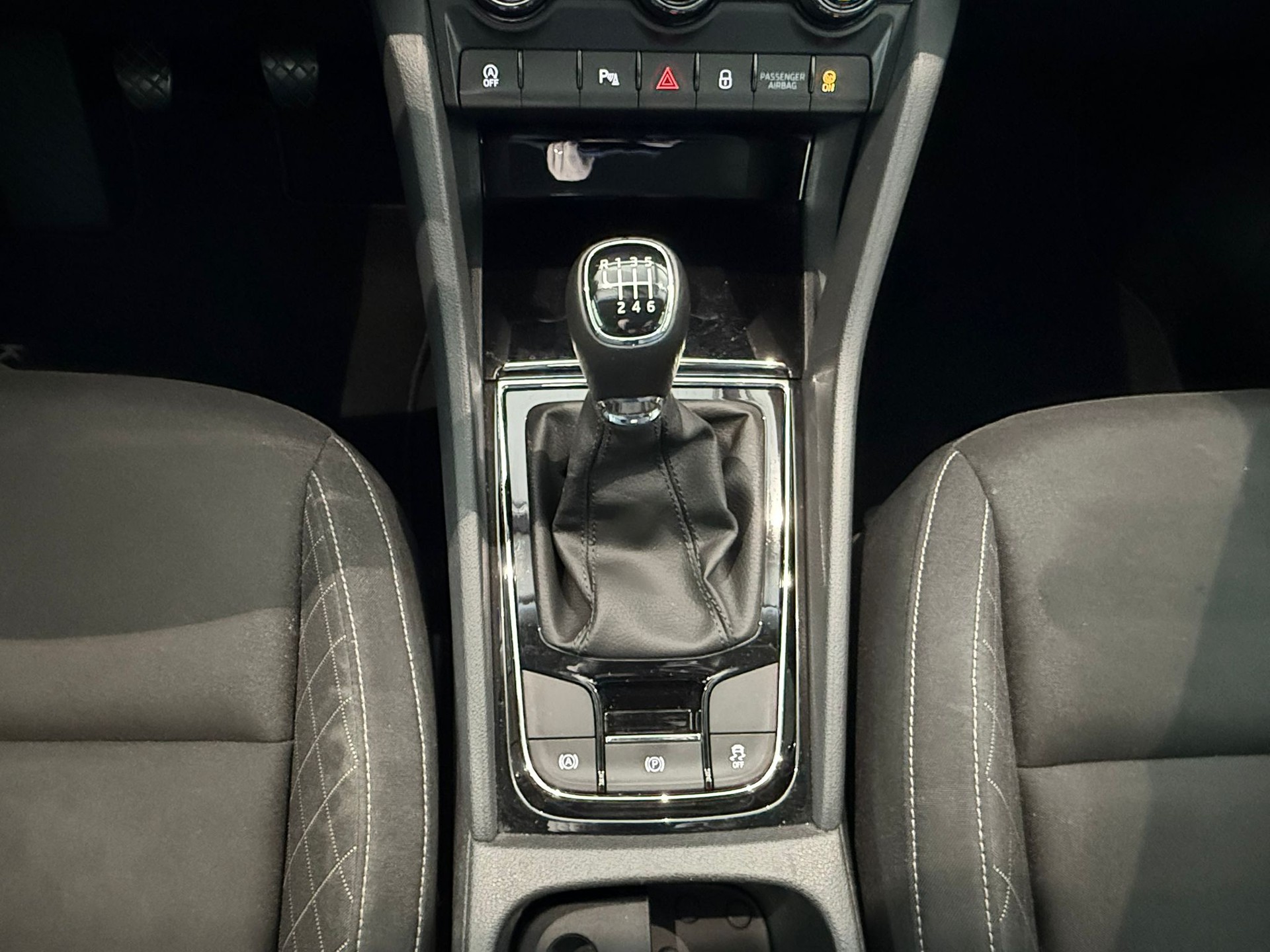 SKODA Karoq 1.0 TSI Ambition-image-16