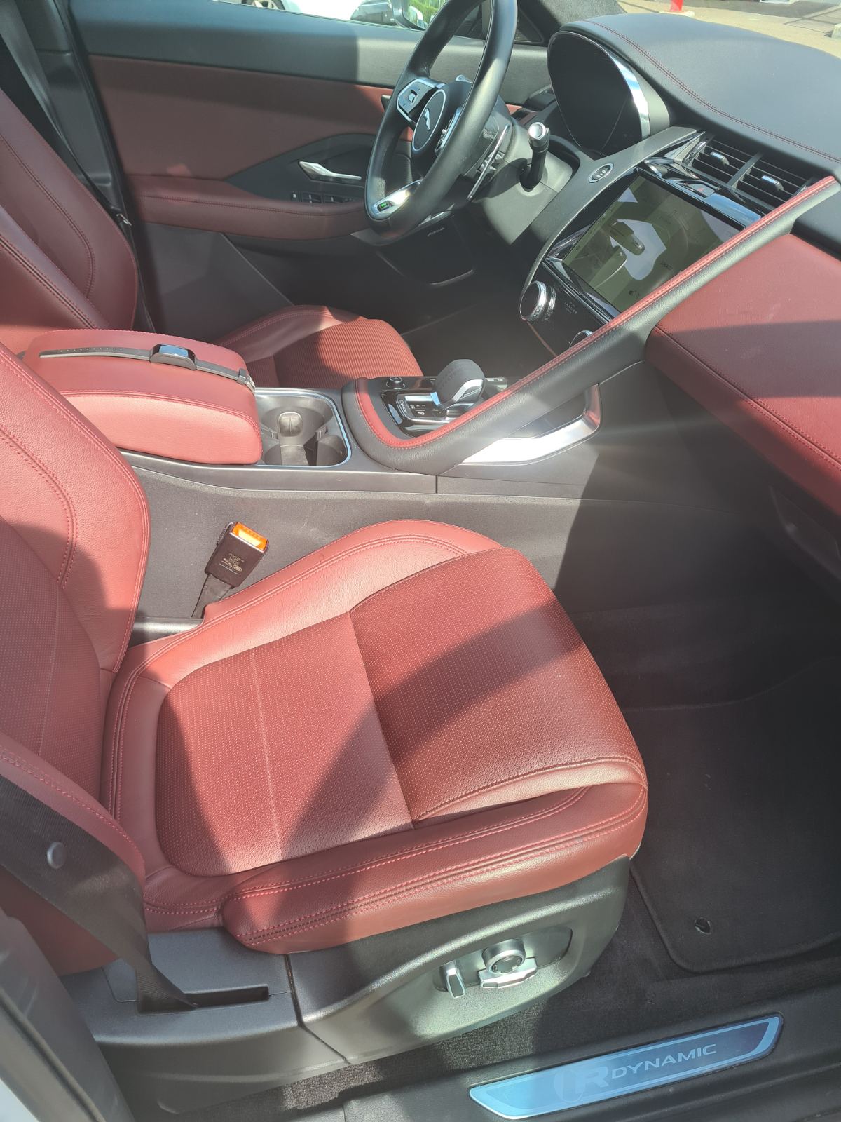 JAGUAR E-Pace 1.5 P300e R-Dynamic AWD SE-image-11