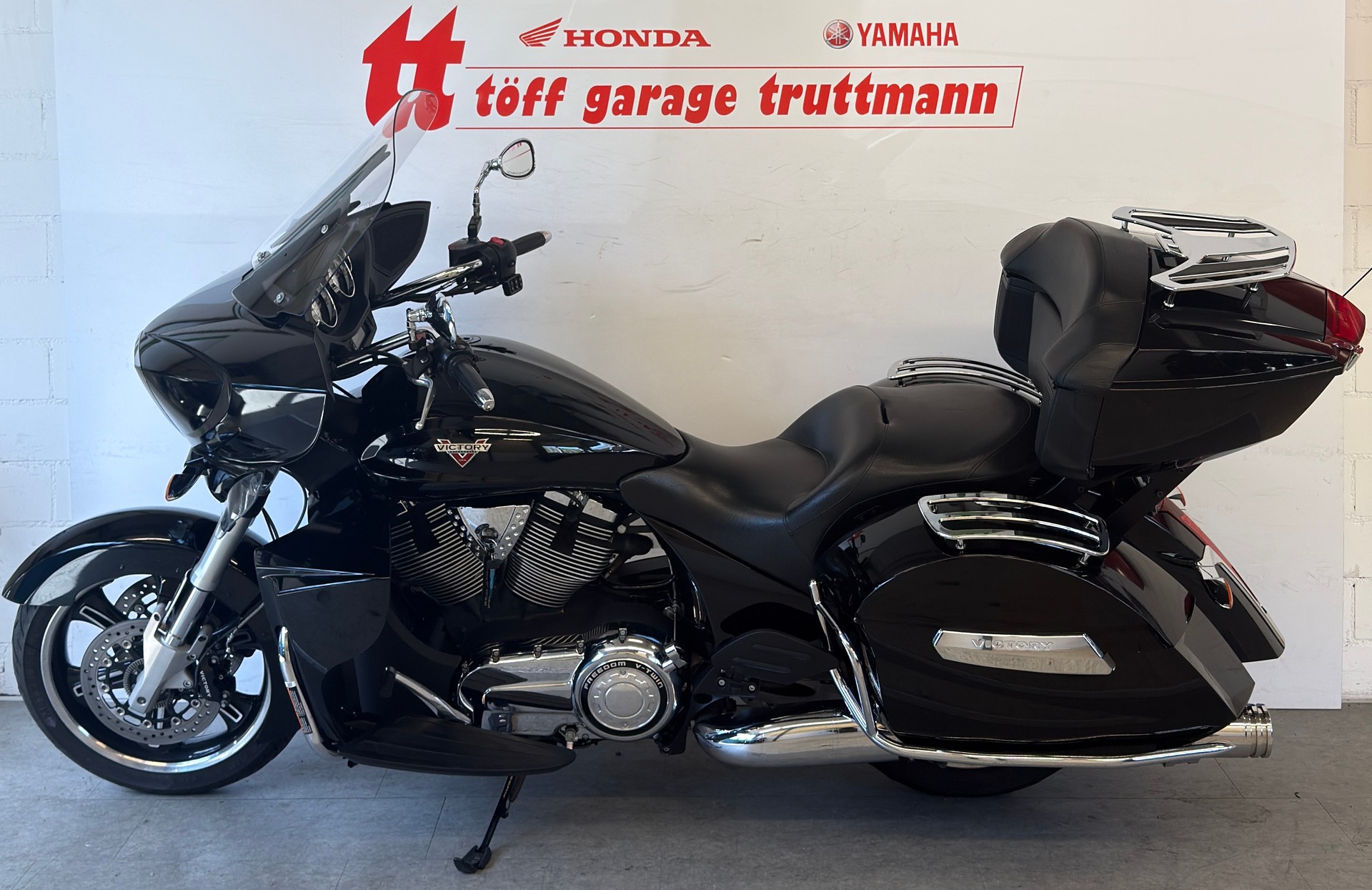 VICTORY Cross Country Tour-showroom-element-1