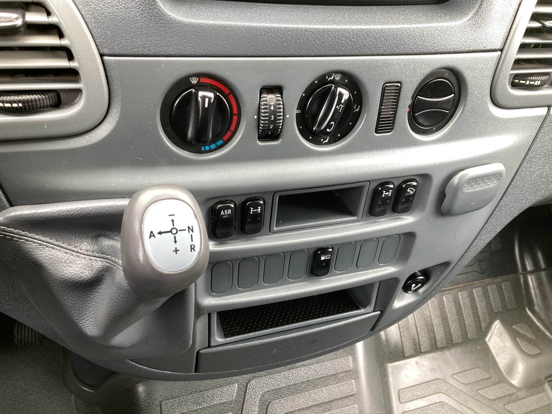 MERCEDES-BENZ Sprinter 313 CDI 4x4 mit Geländeuntersetzung und Standheizung-image-12