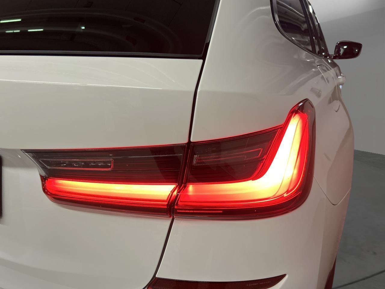BMW 320d xDrive Touring M Sport-image-11