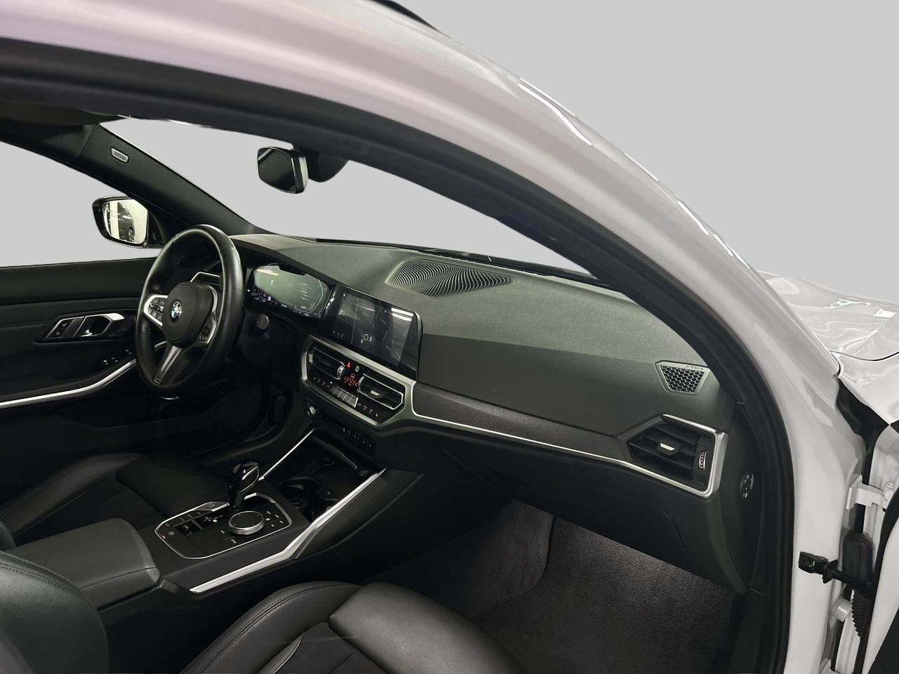 BMW 320d xDrive Touring M Sport-image-13